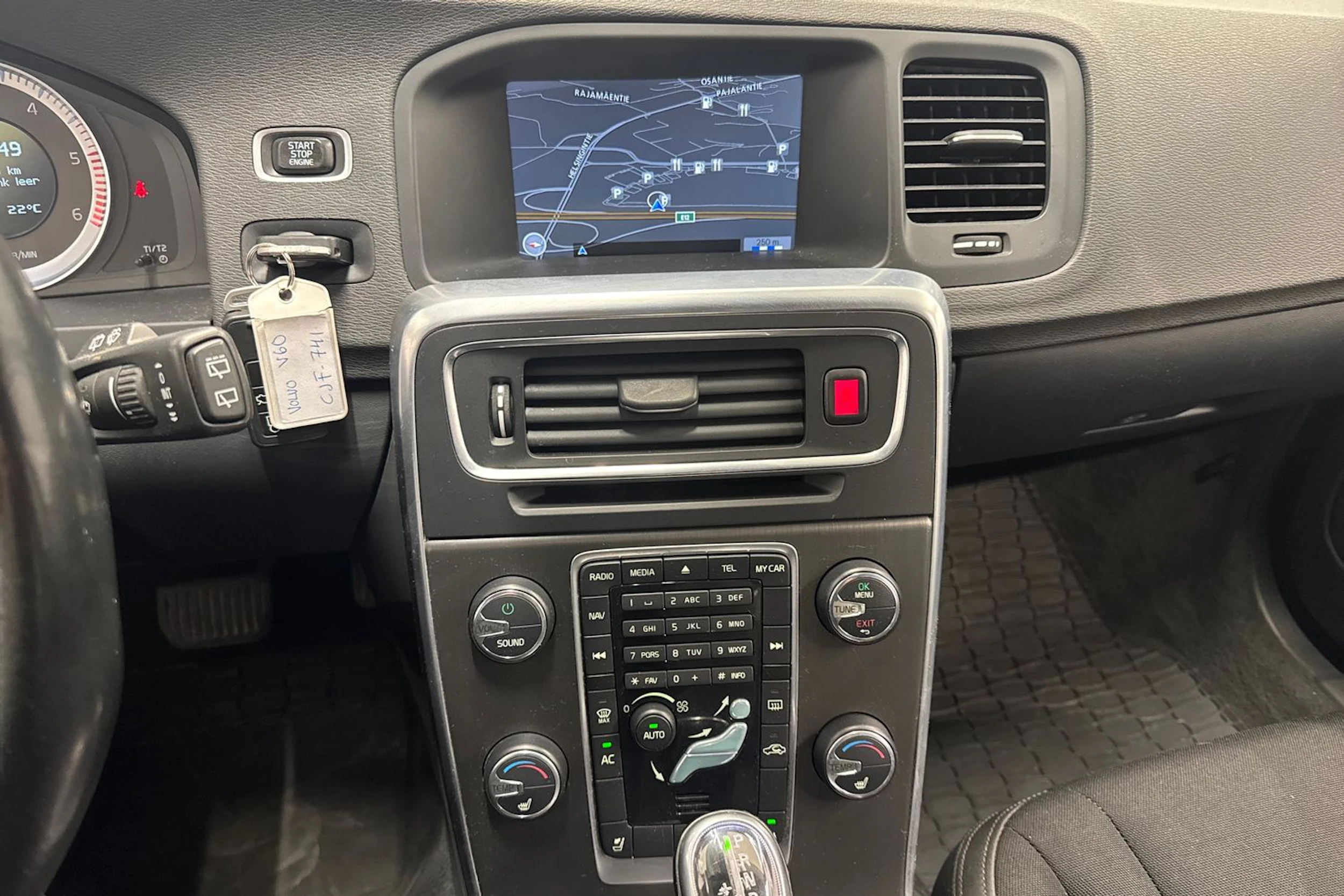sininen Volvo V60 2013 kuva 22.