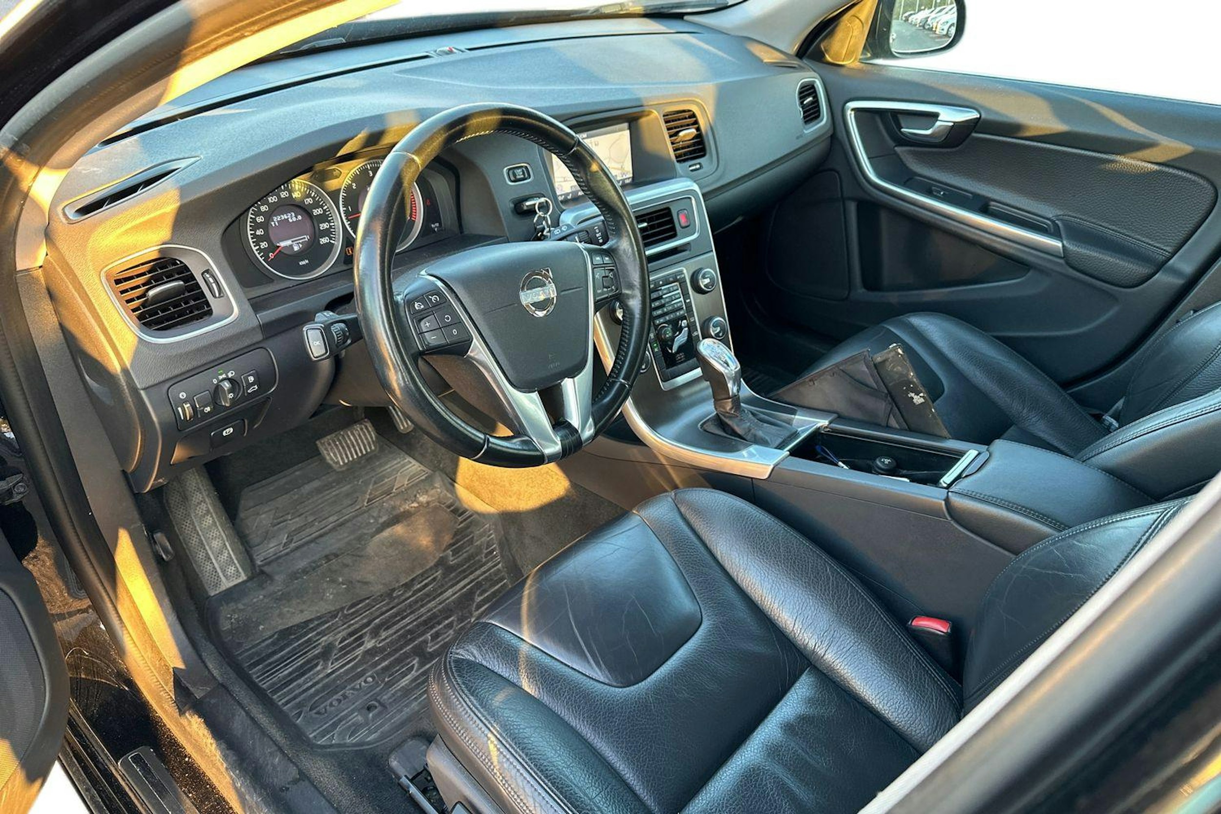 musta Volvo V60 2013 kuva 3.
