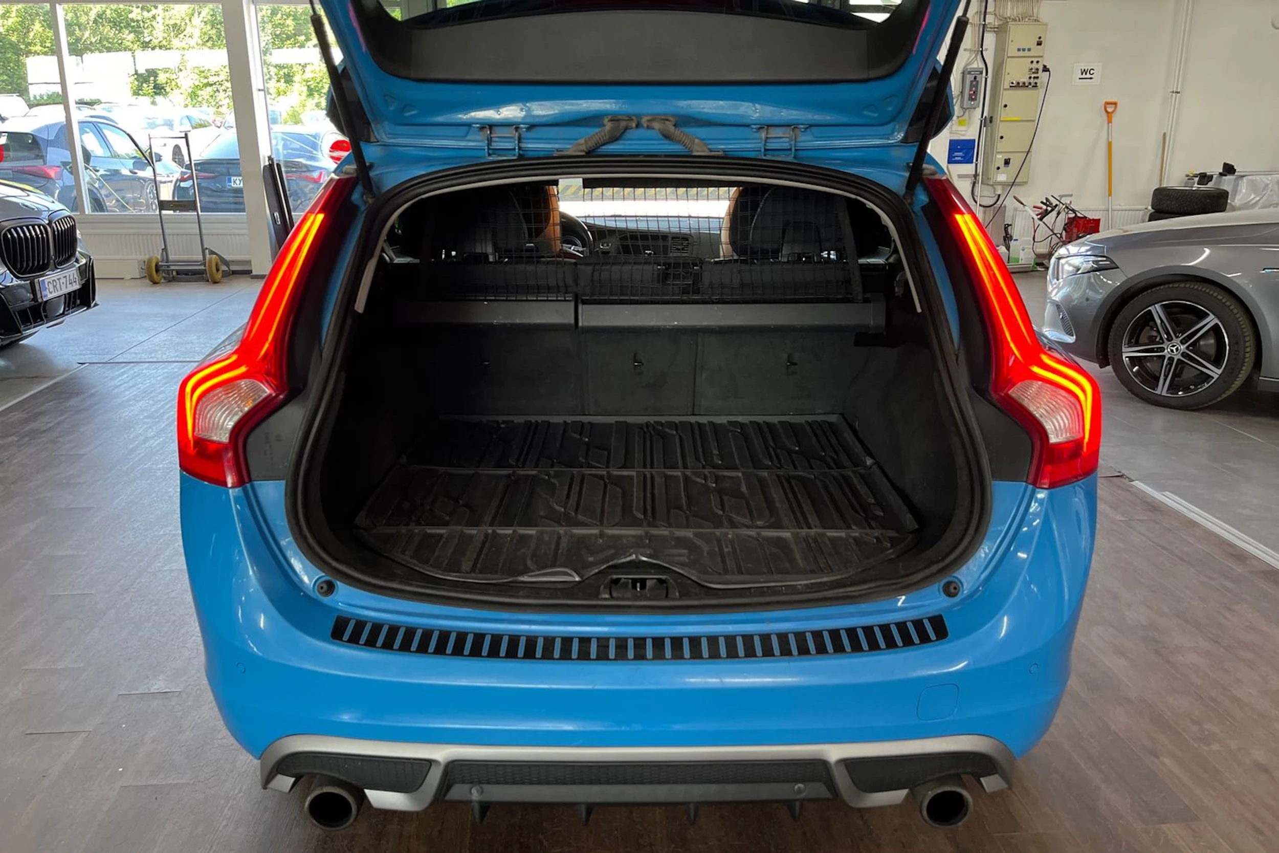 Sininen Volvo V60 2013 kuva 19.