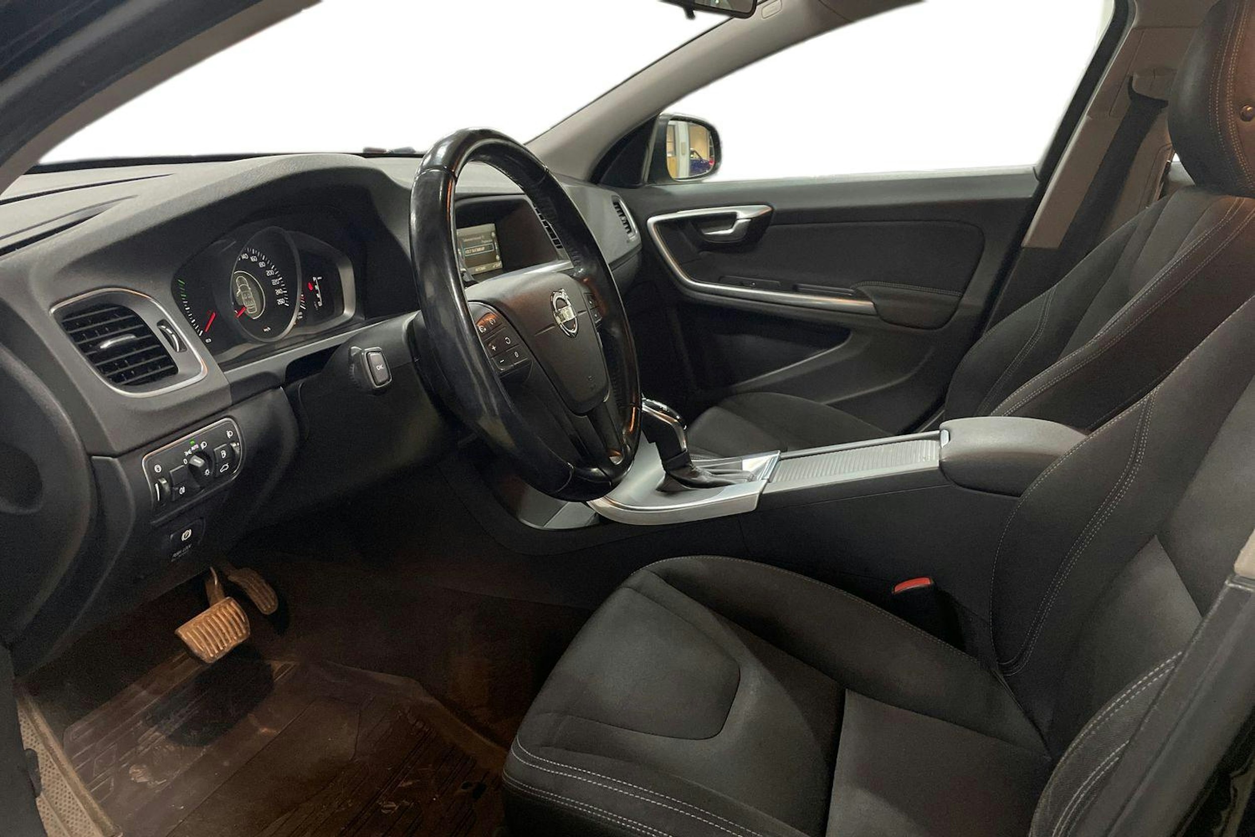 musta Volvo V60 2014 kuva 7.