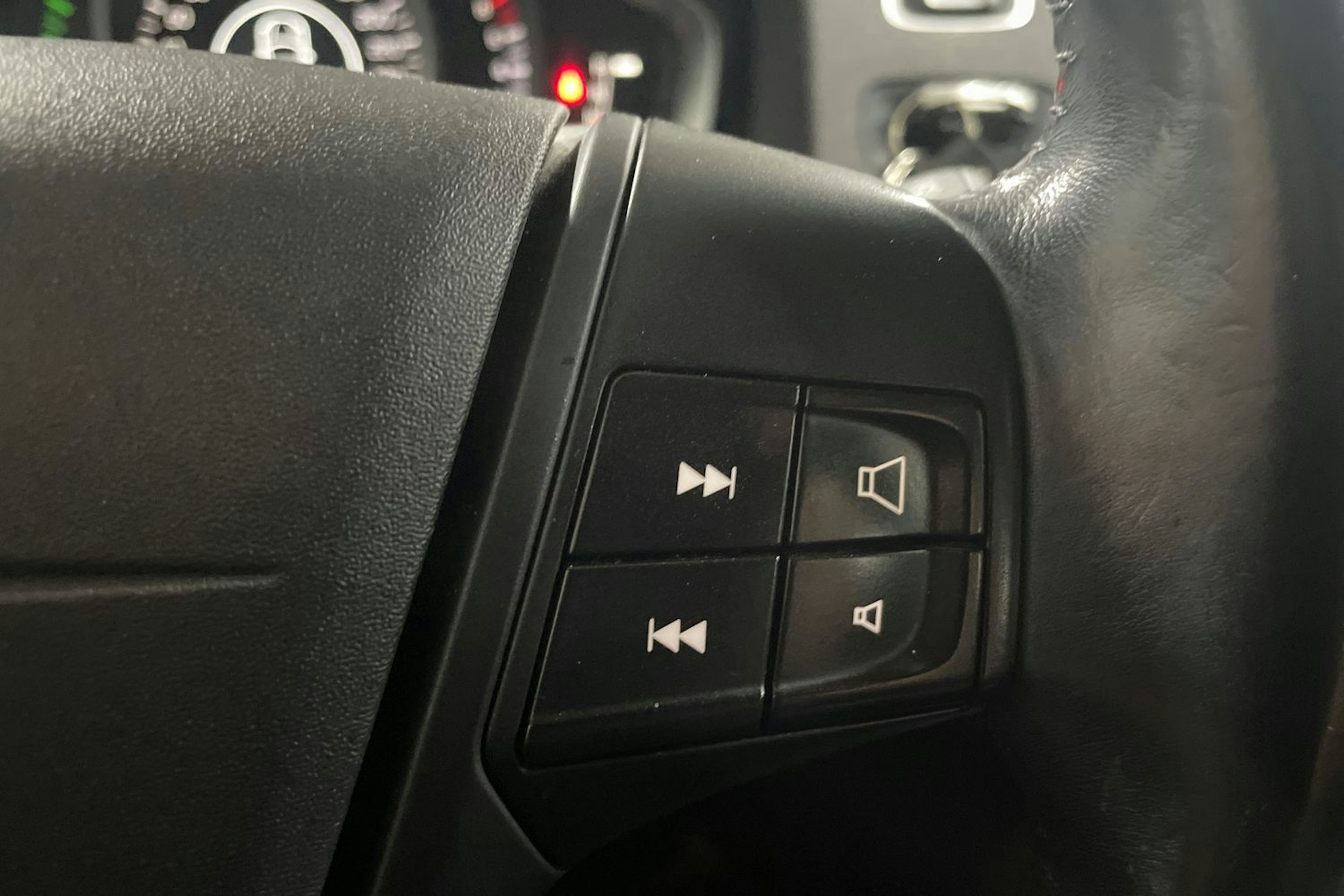 musta Volvo V60 2014 kuva 18.