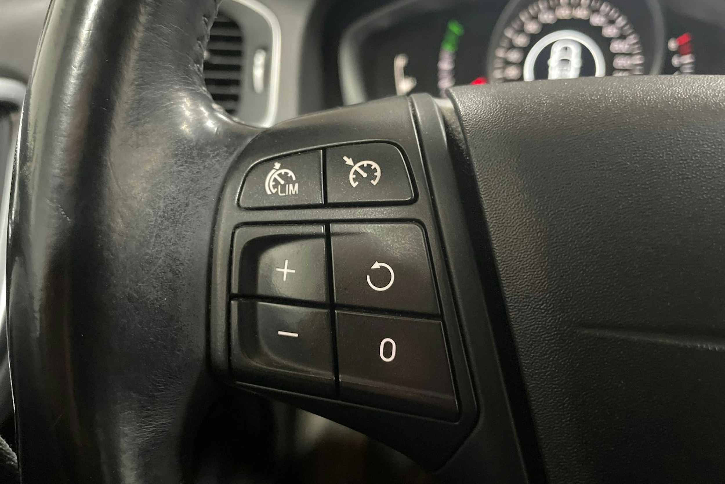 musta Volvo V60 2014 kuva 19.