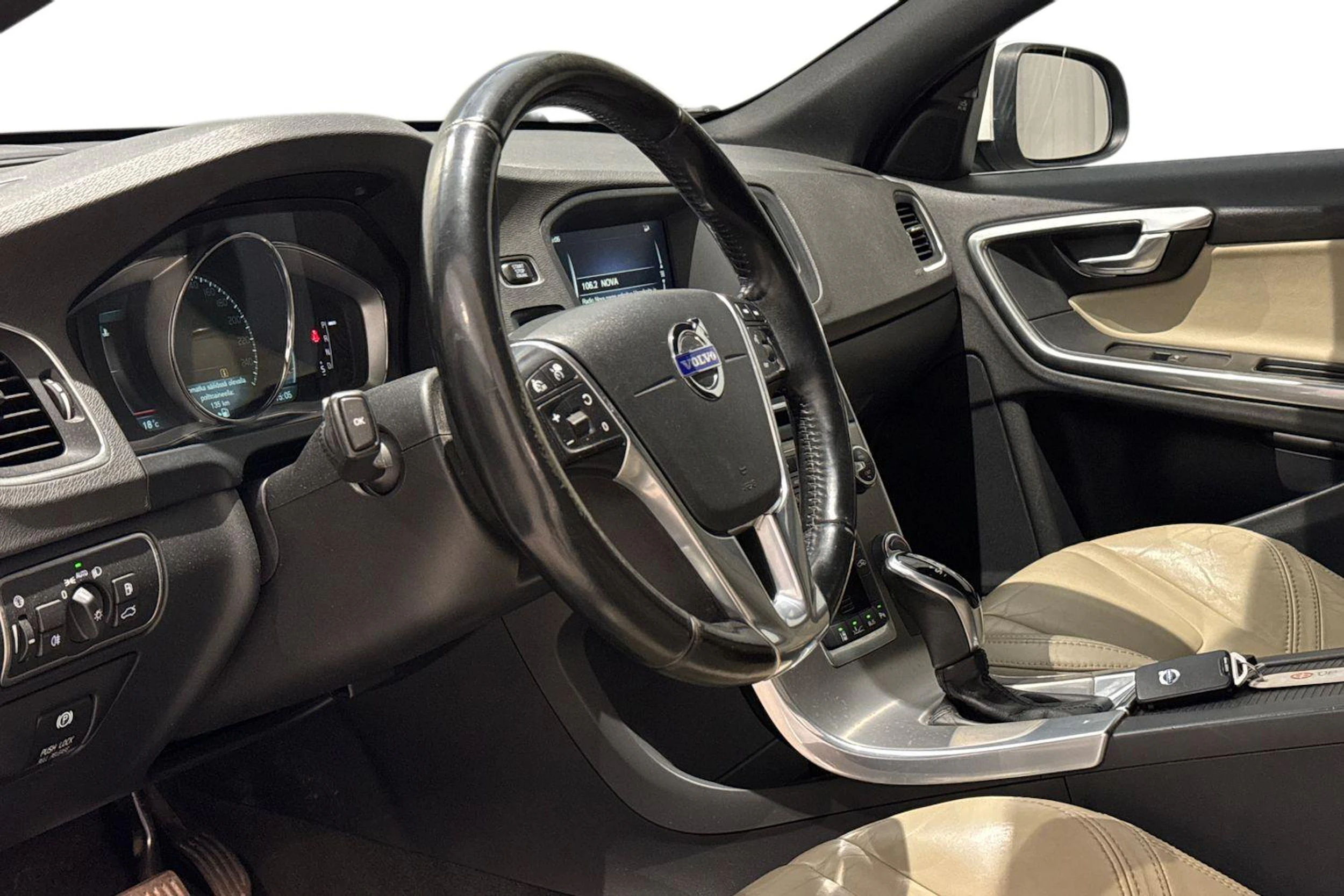 valkoinen Volvo V60 2014 kuva 8.