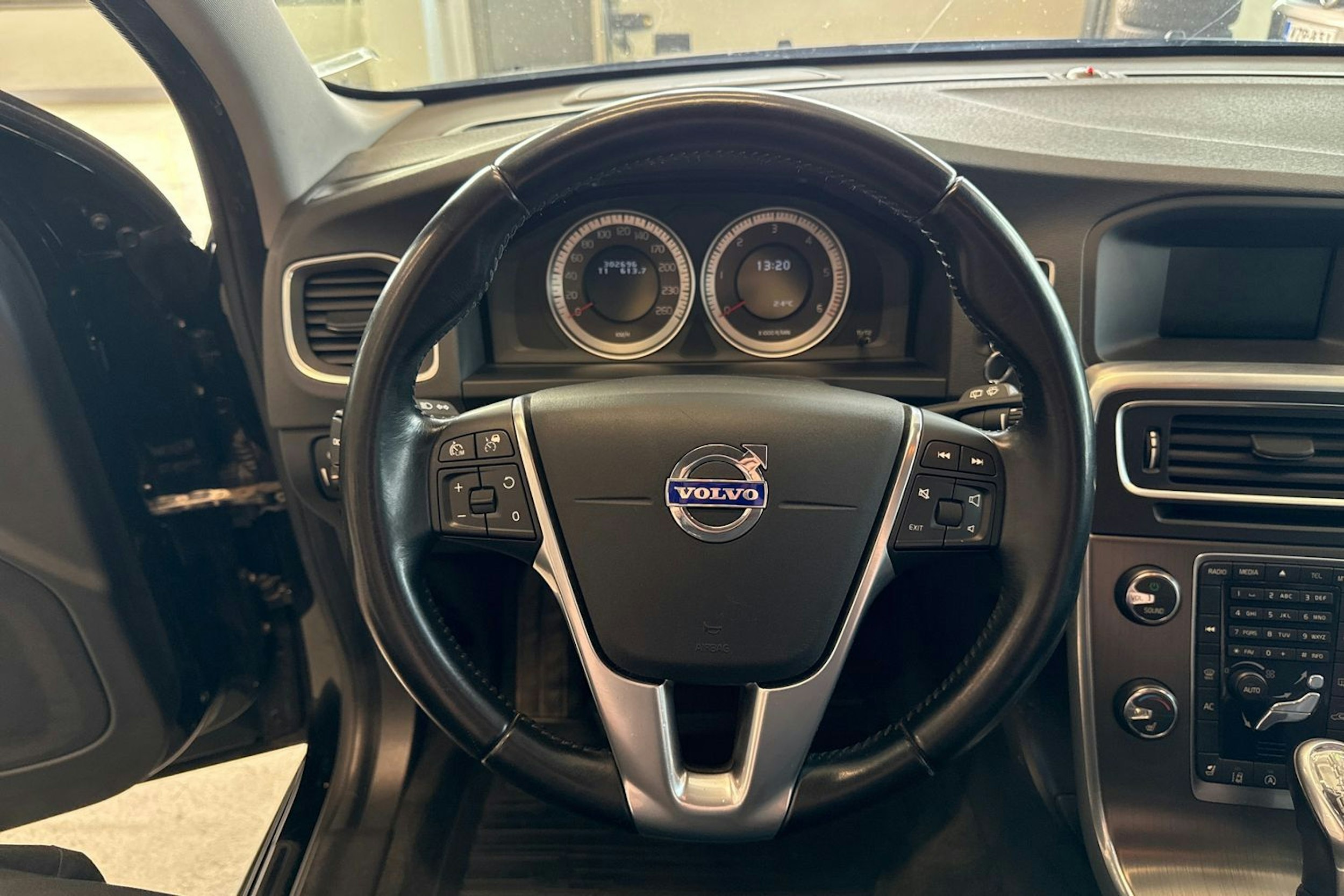 musta Volvo V60 2013 kuva 14.