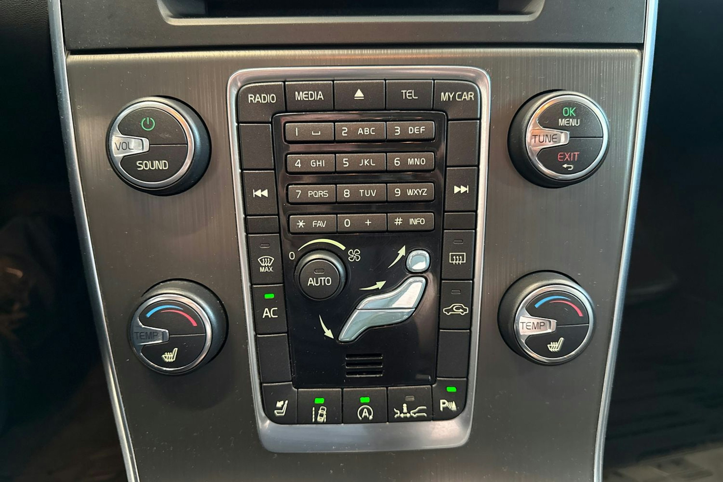 musta Volvo V60 2013 kuva 18.