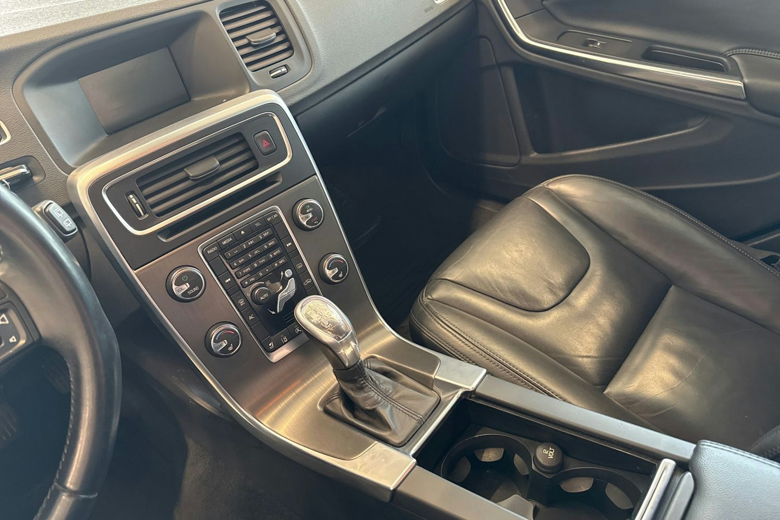musta Volvo V60 2013 kuva 19.