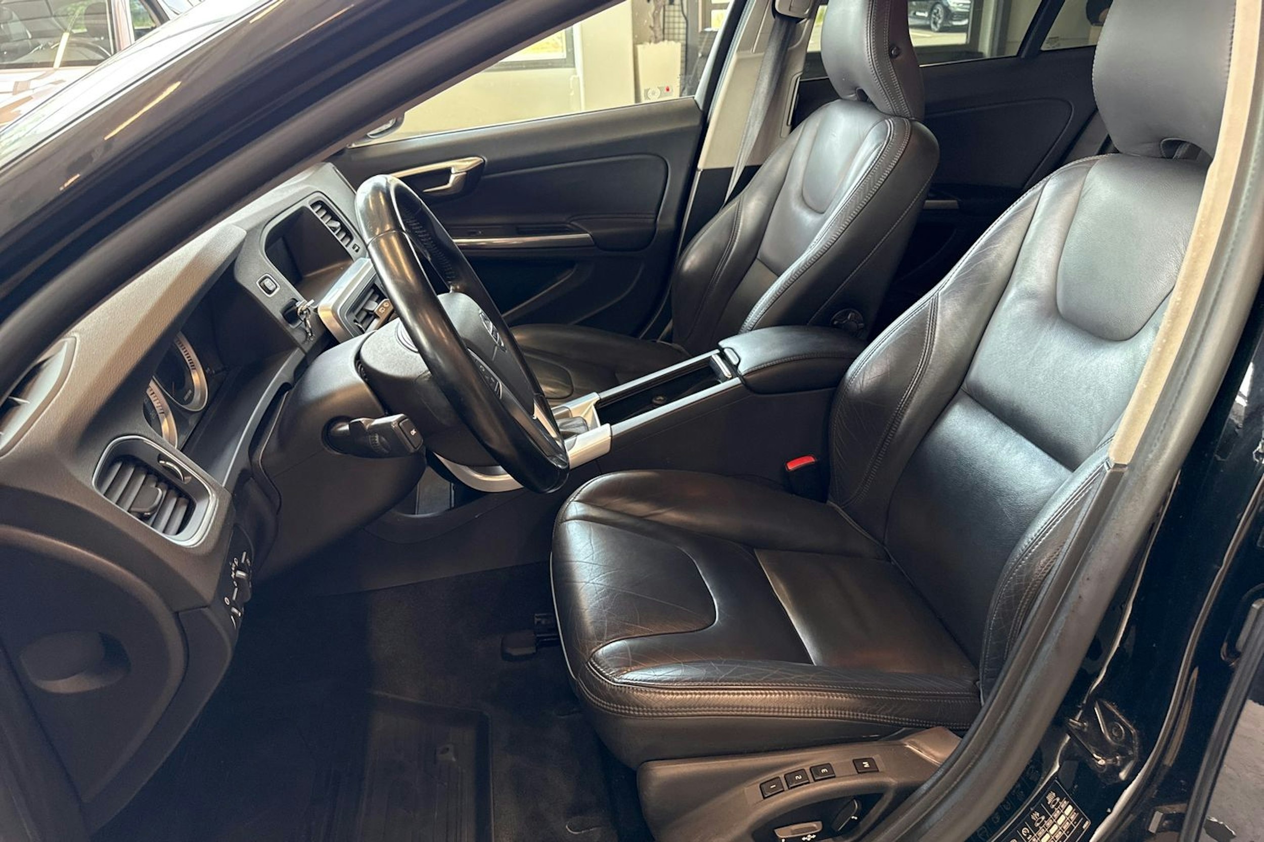 musta Volvo V60 2013 kuva 20.