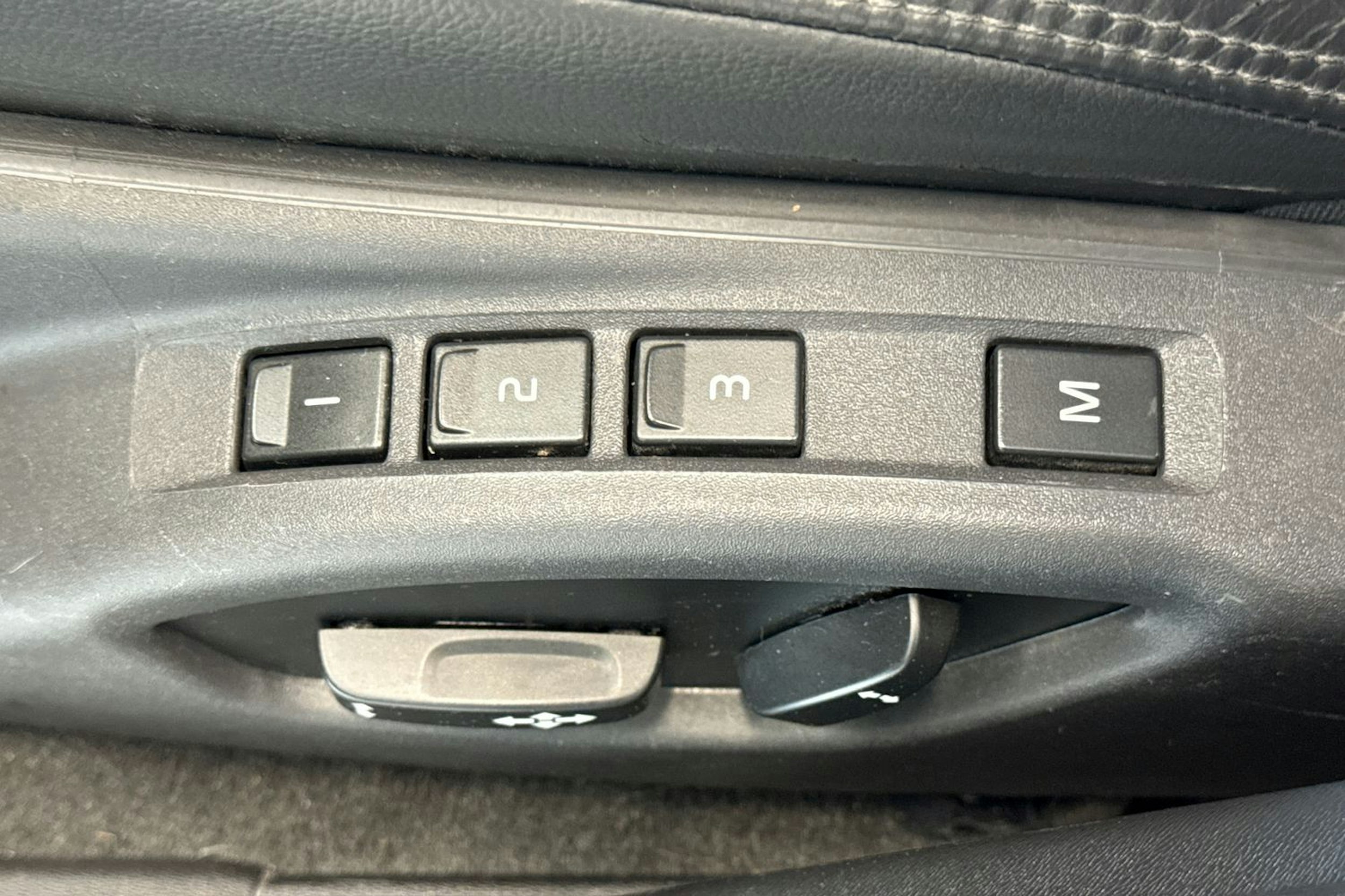 musta Volvo V60 2013 kuva 21.