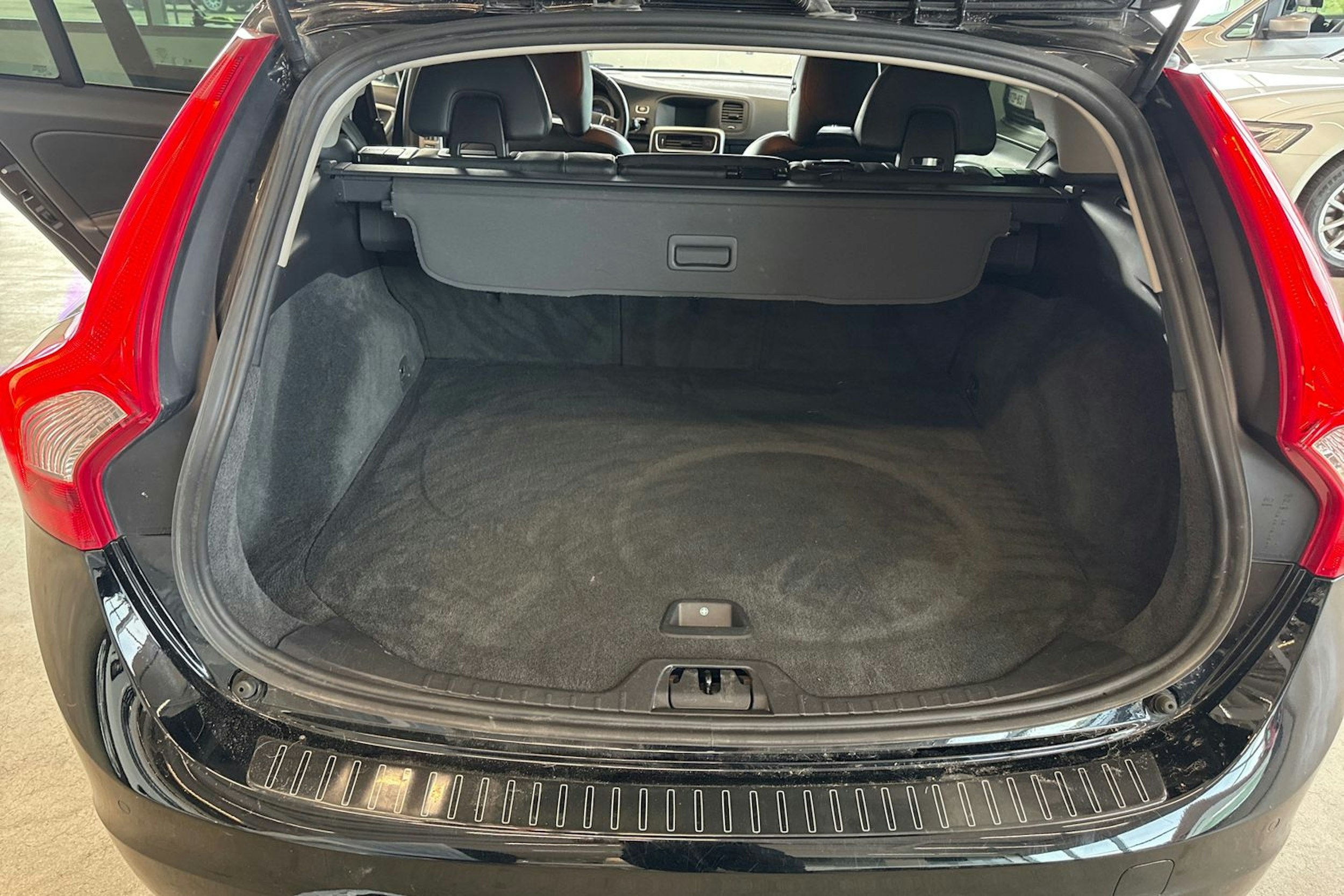 musta Volvo V60 2013 kuva 22.