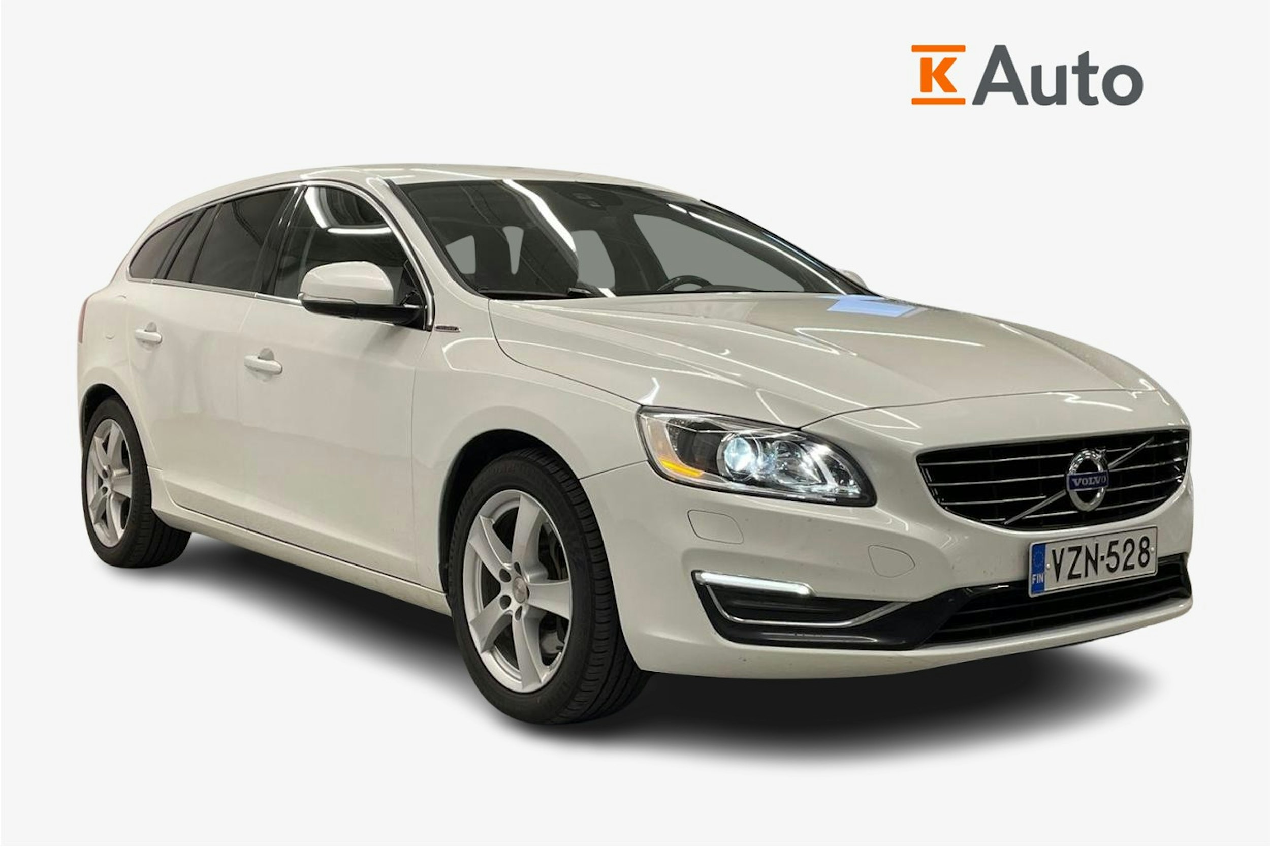 Valkoinen Volvo V60 2013 kuva 1.