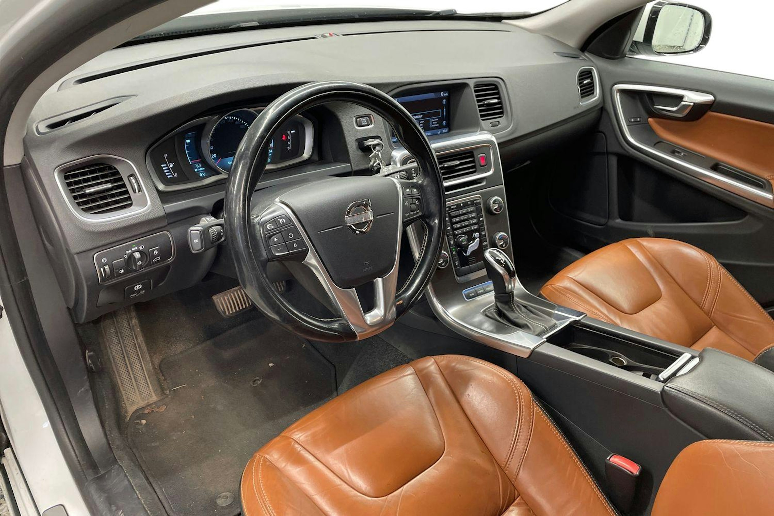 Valkoinen Volvo V60 2013 kuva 6.