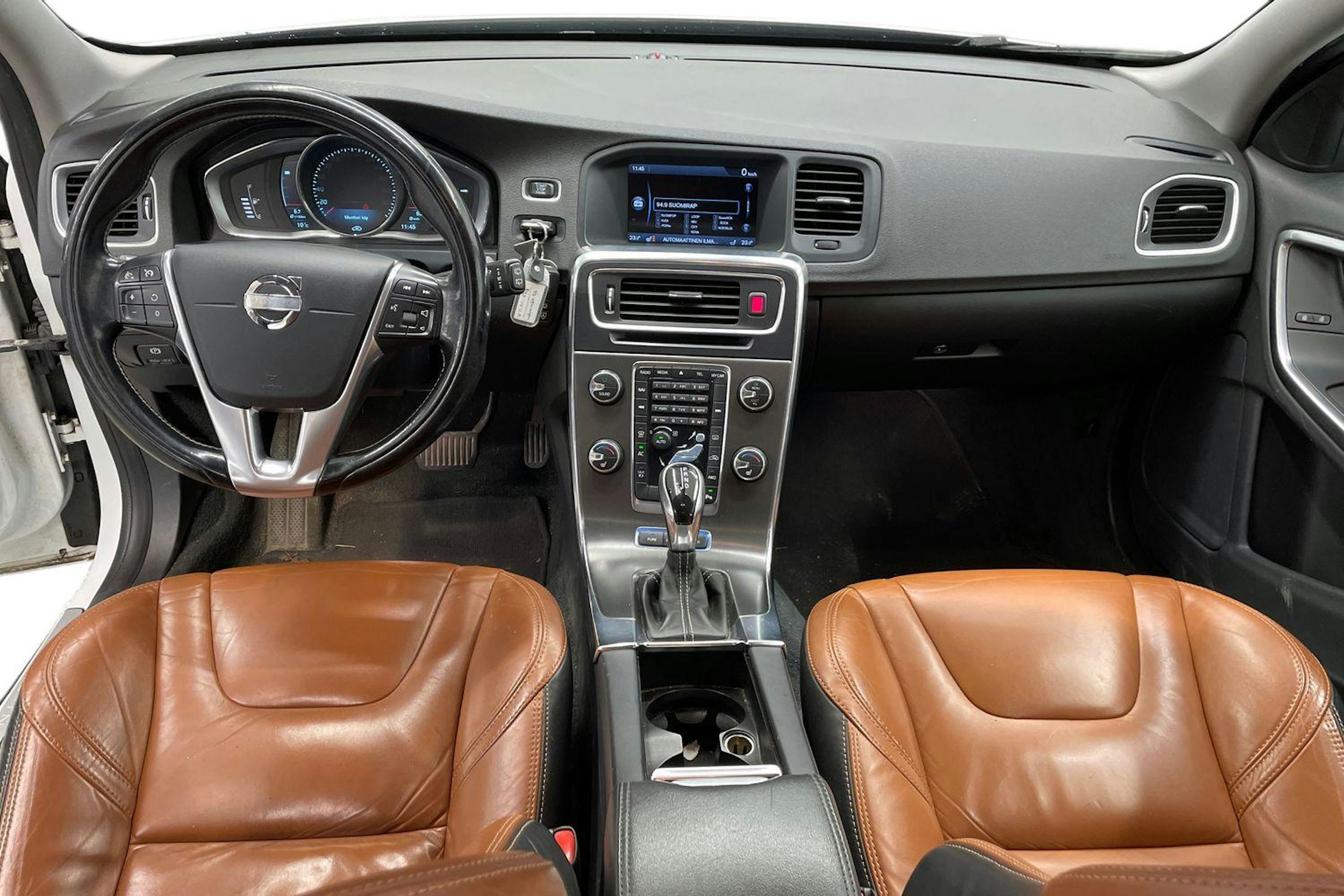 Valkoinen Volvo V60 2013 kuva 7.