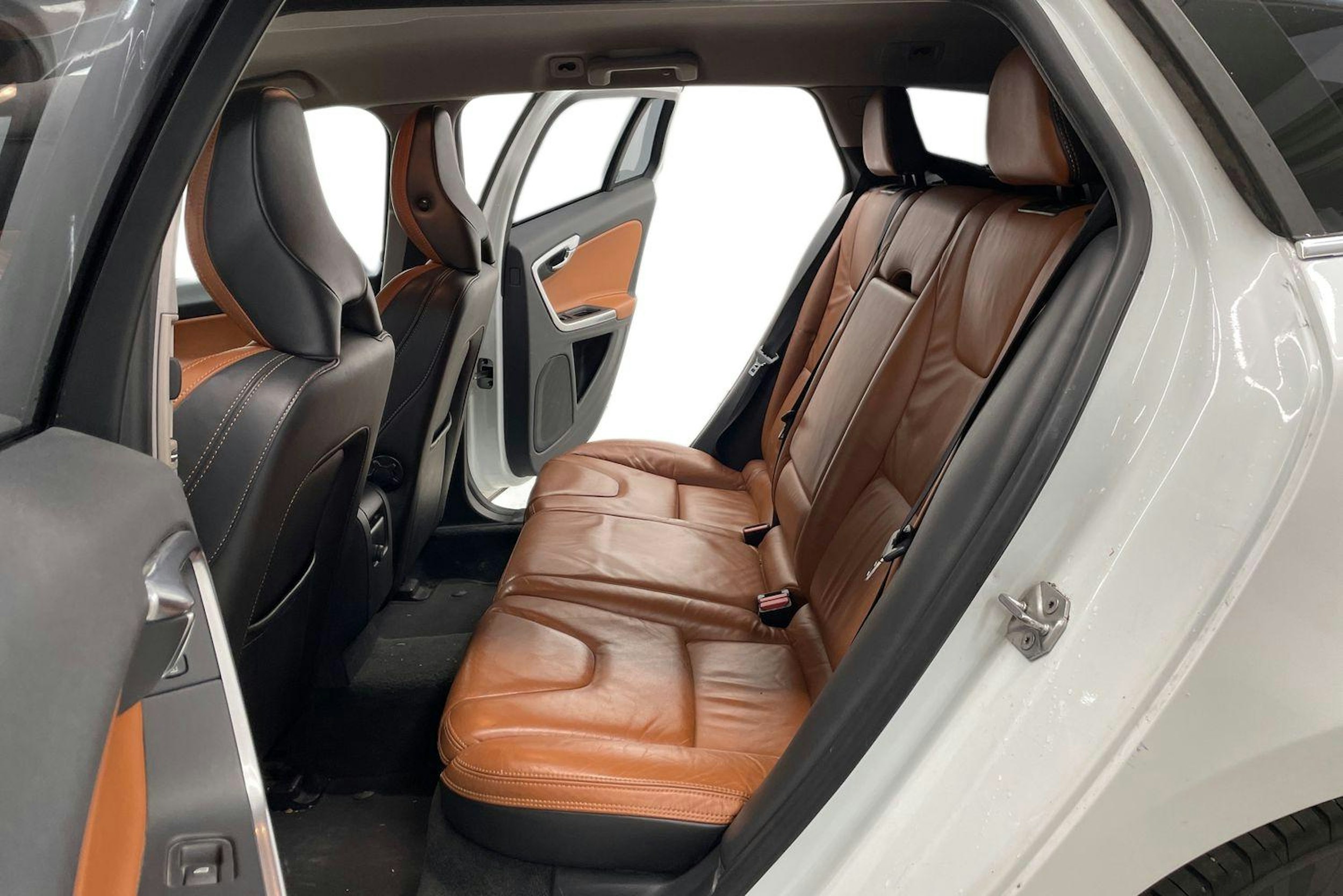 Valkoinen Volvo V60 2013 kuva 8.