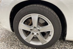 Valkoinen Volvo V60 2013 kuva 9.