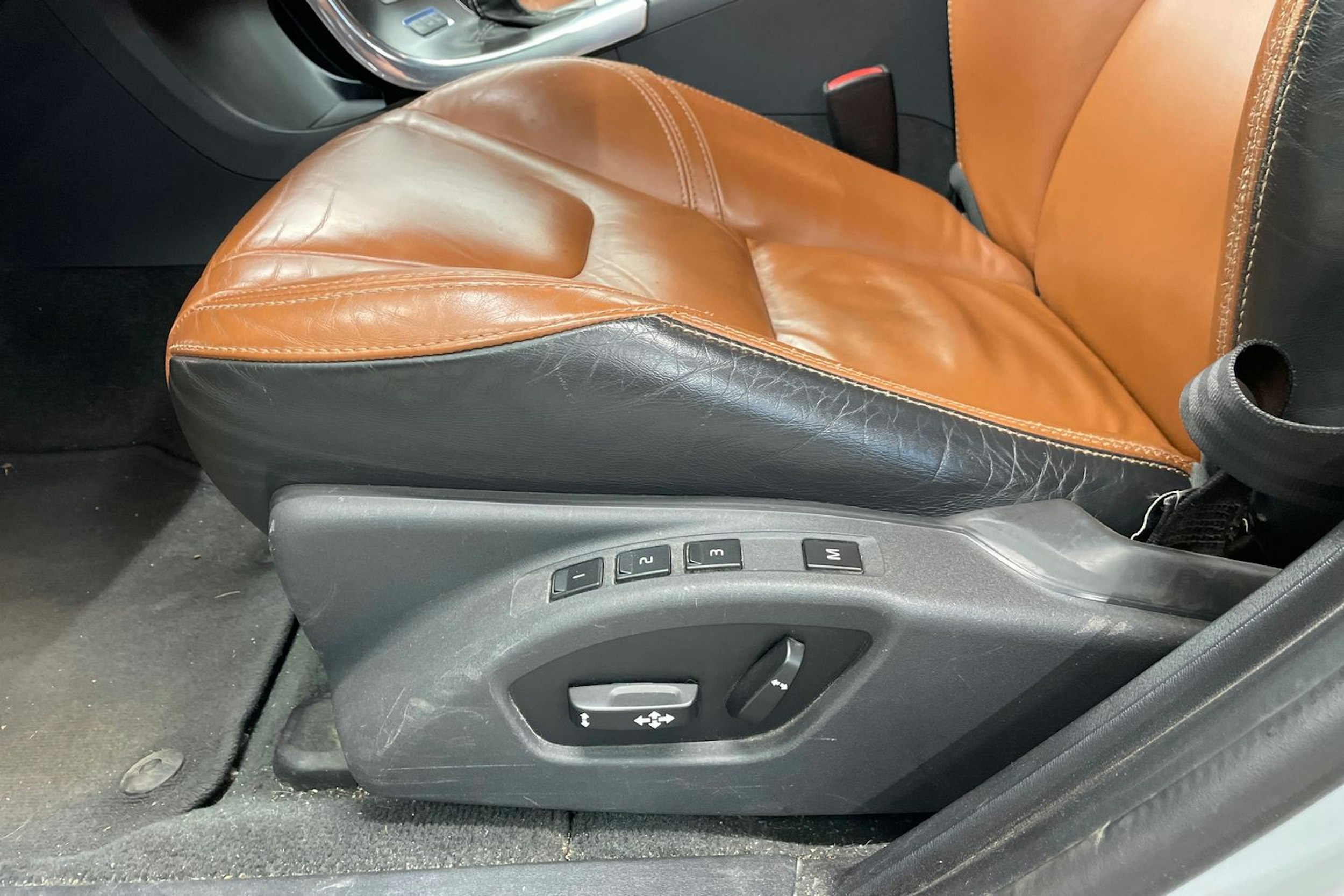 Valkoinen Volvo V60 2013 kuva 13.