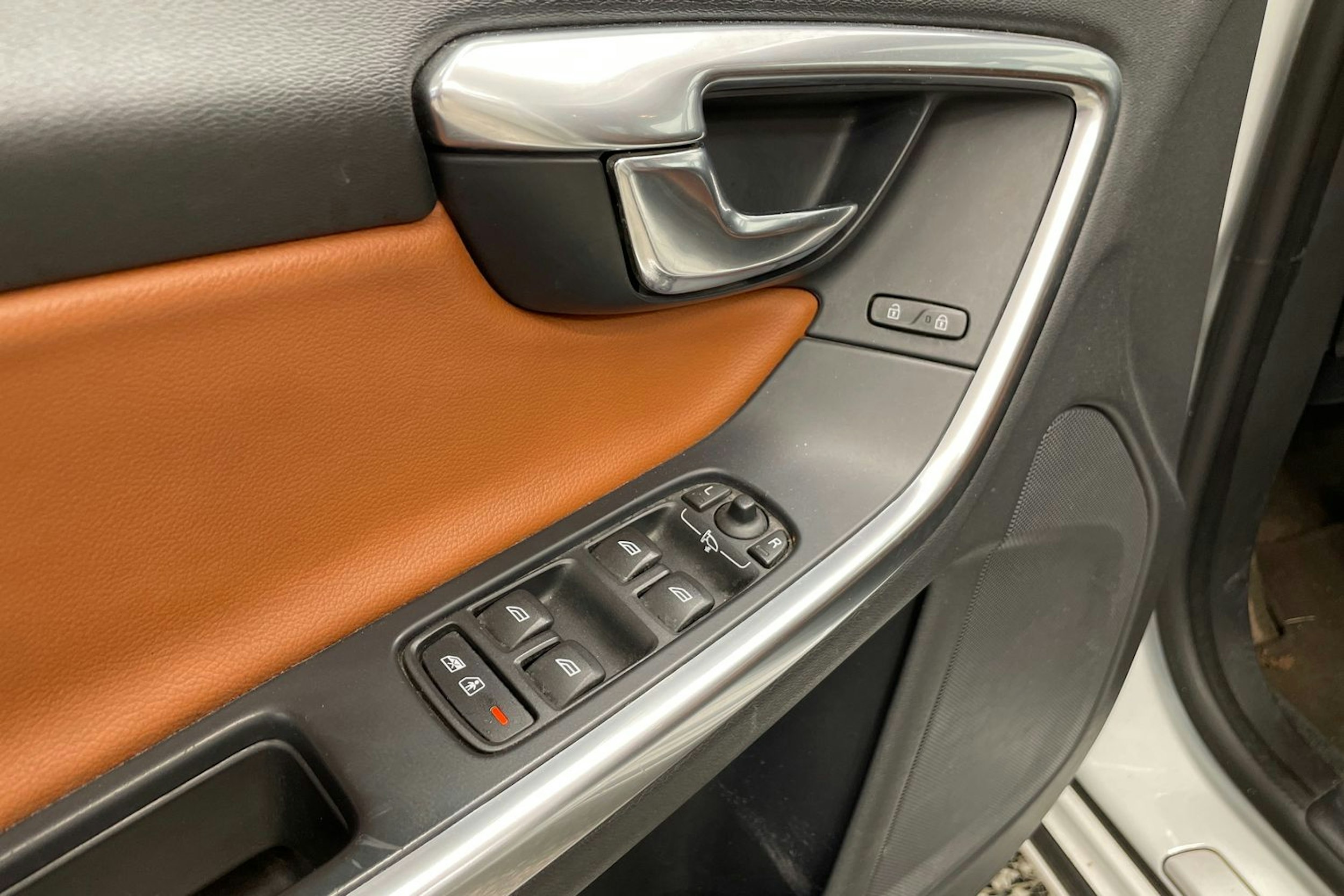 Valkoinen Volvo V60 2013 kuva 14.