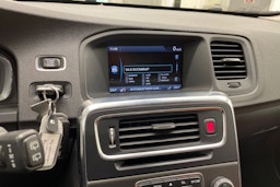 Valkoinen Volvo V60 2013 kuva 16.