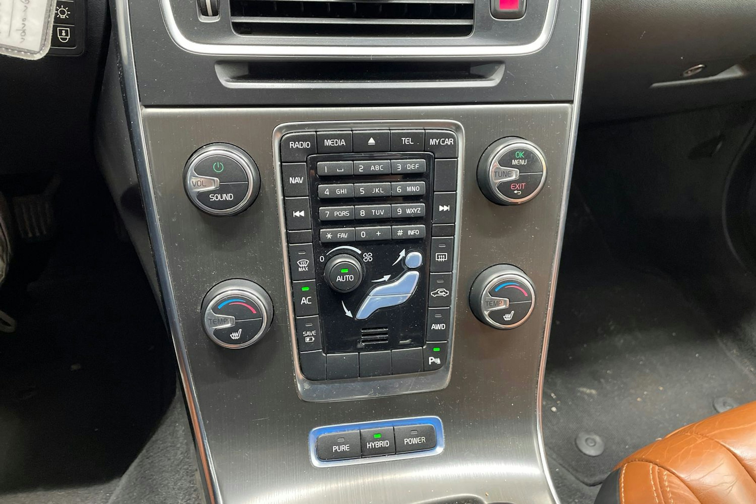 Valkoinen Volvo V60 2013 kuva 17.