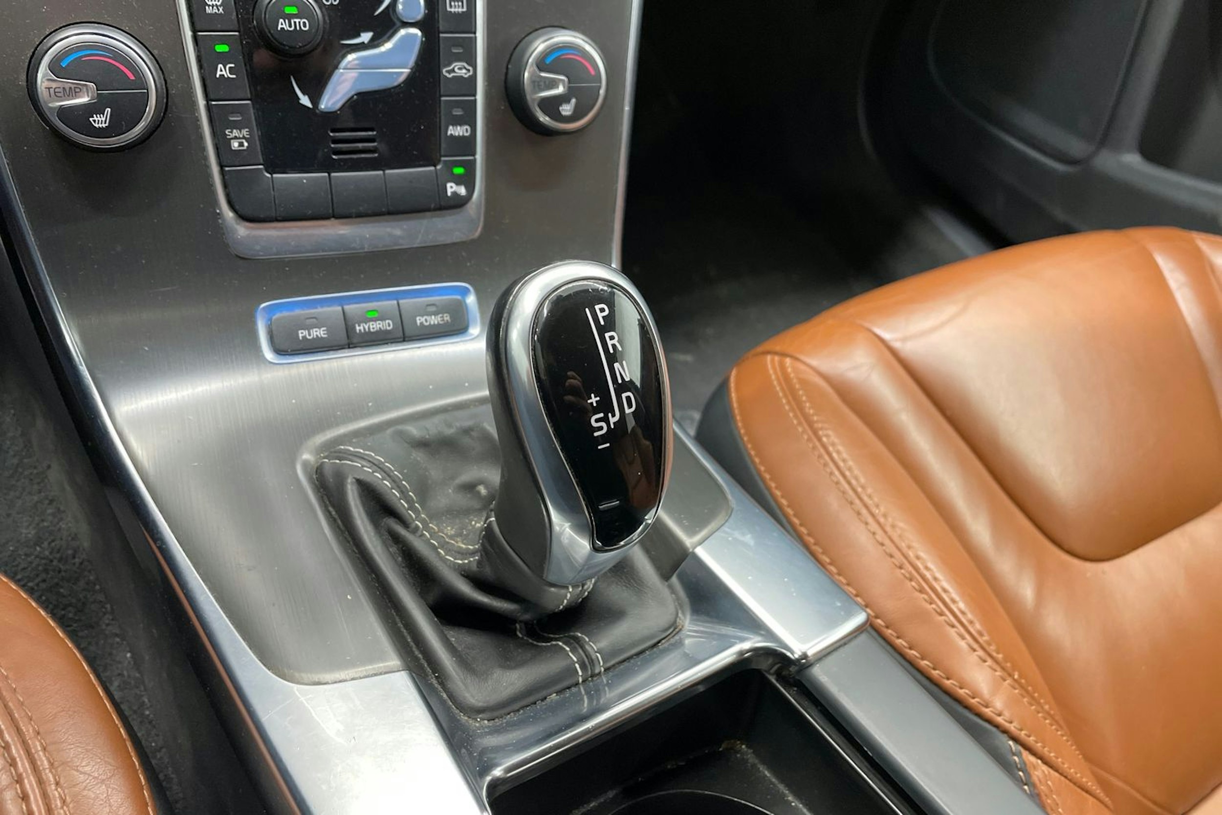 Valkoinen Volvo V60 2013 kuva 18.