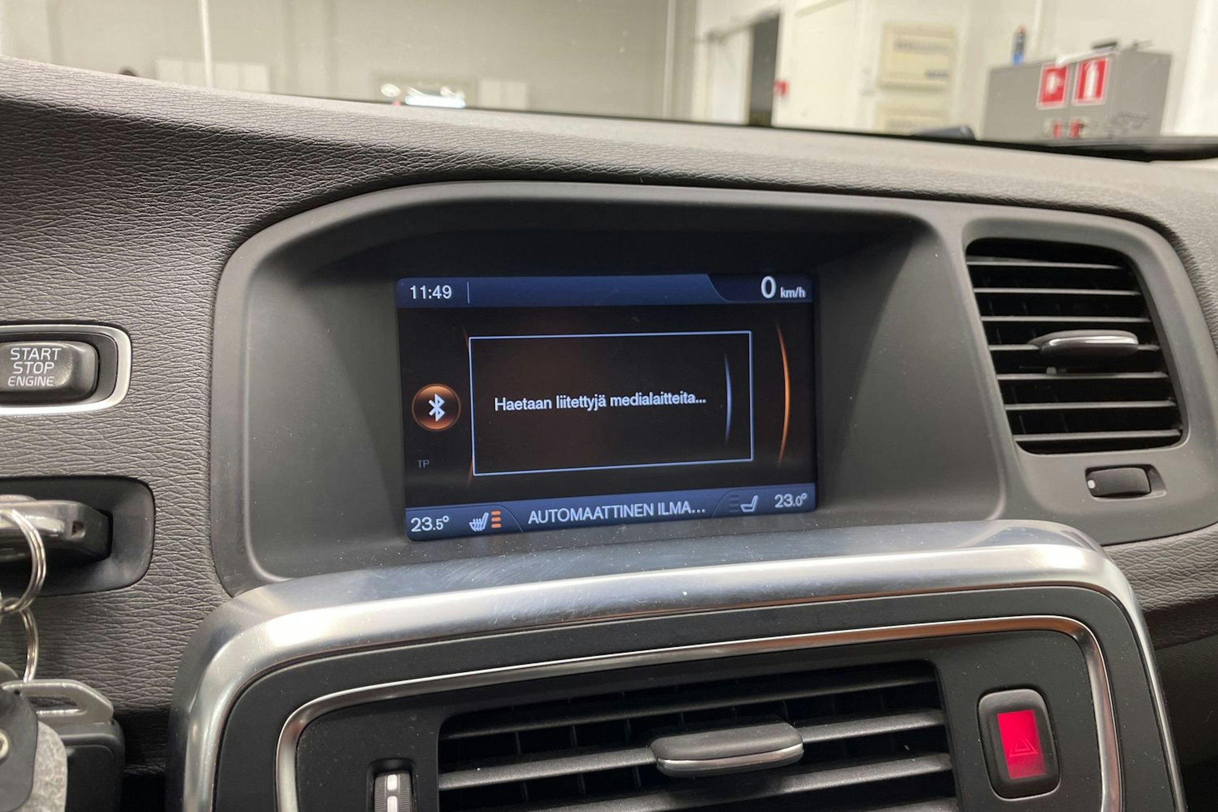 Valkoinen Volvo V60 2013 kuva 19.