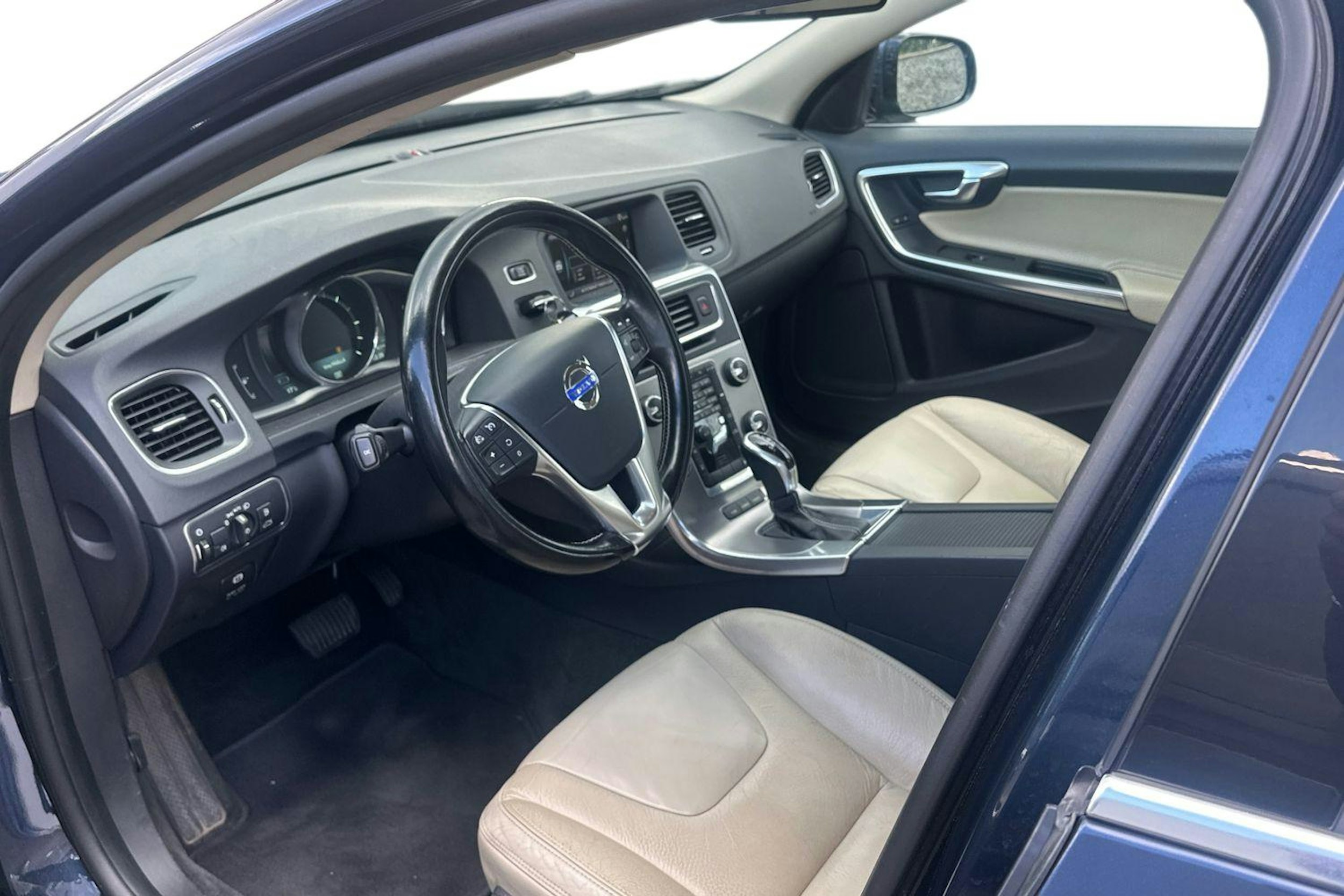 sininen Volvo V60 2013 kuva 3.