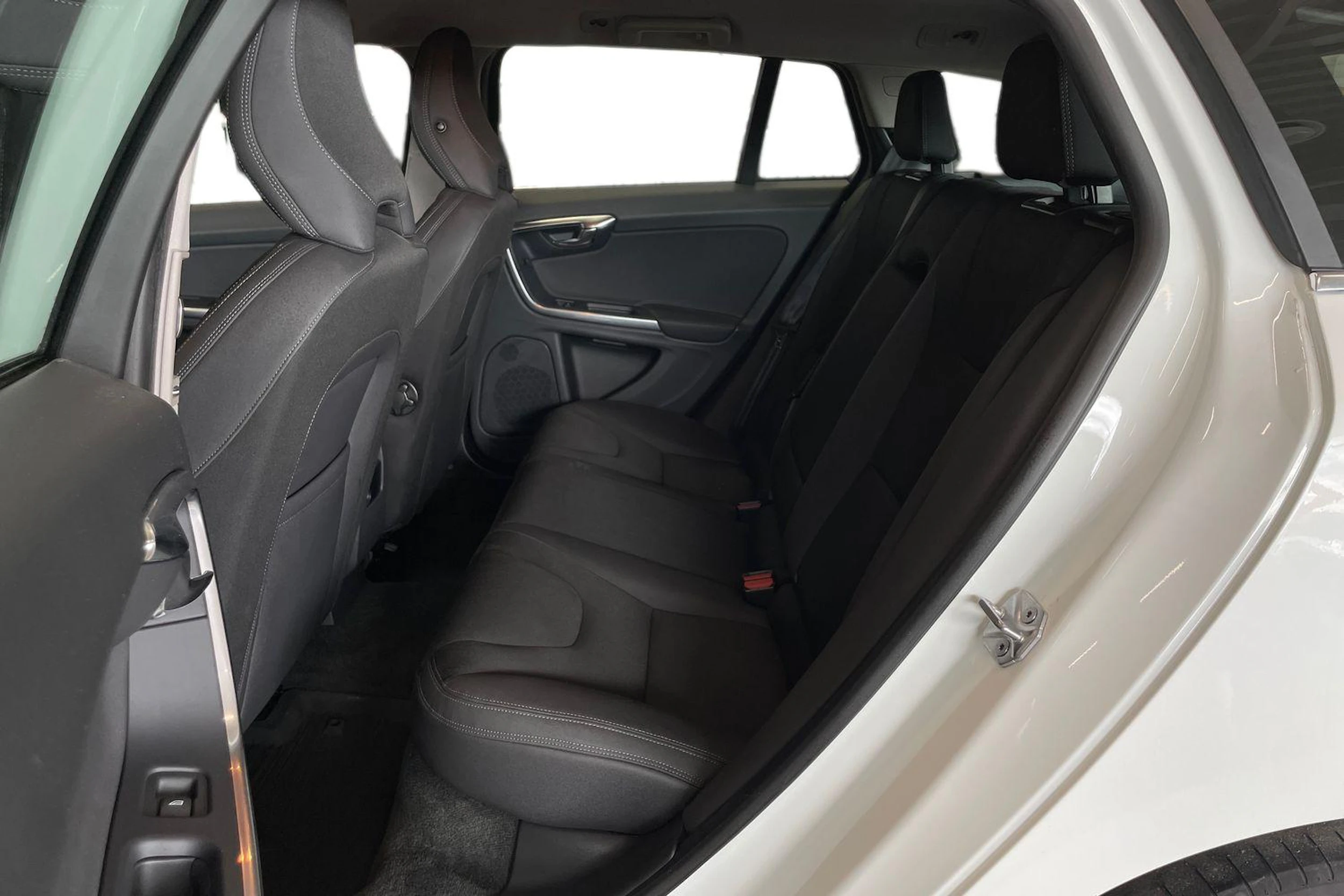 valkoinen Volvo V60 2013 kuva 8.