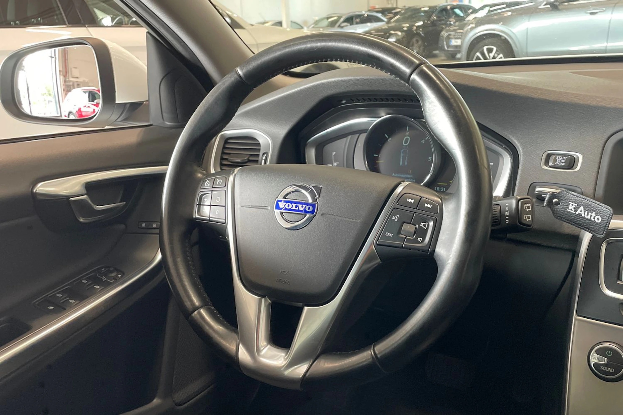 valkoinen Volvo V60 2013 kuva 11.