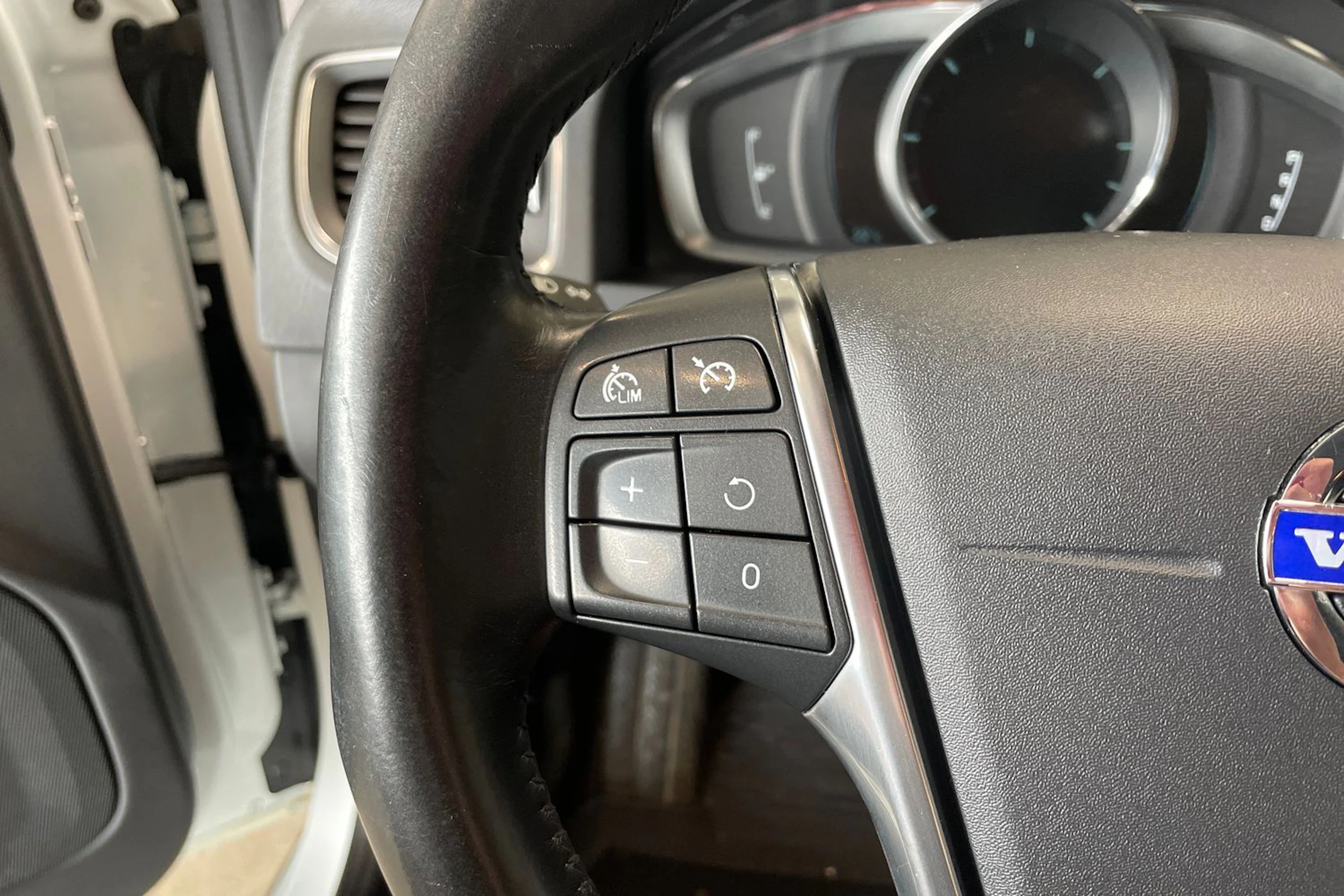 valkoinen Volvo V60 2013 kuva 14.
