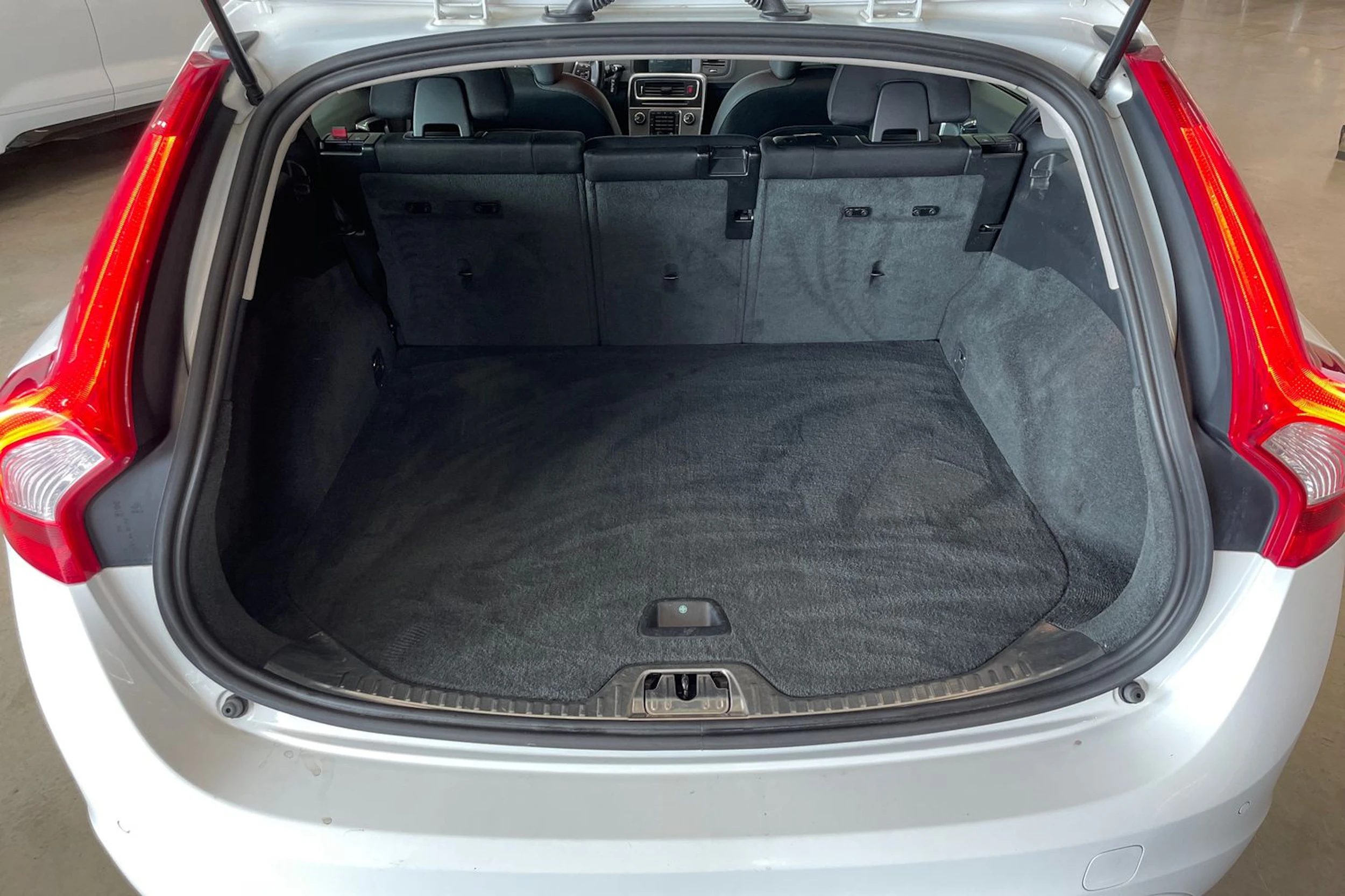 valkoinen Volvo V60 2013 kuva 24.