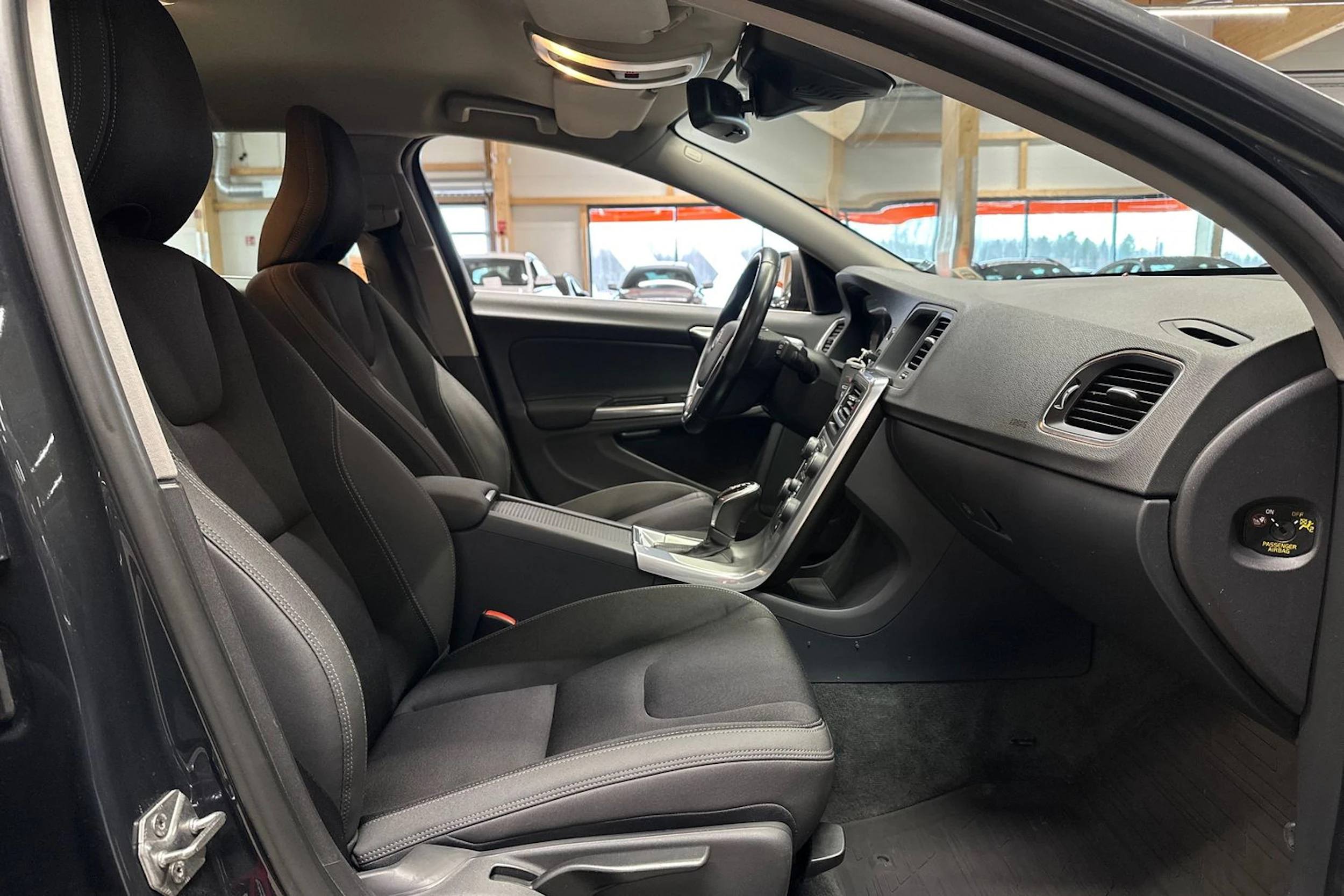 harmaa Volvo V60 2014 kuva 15.