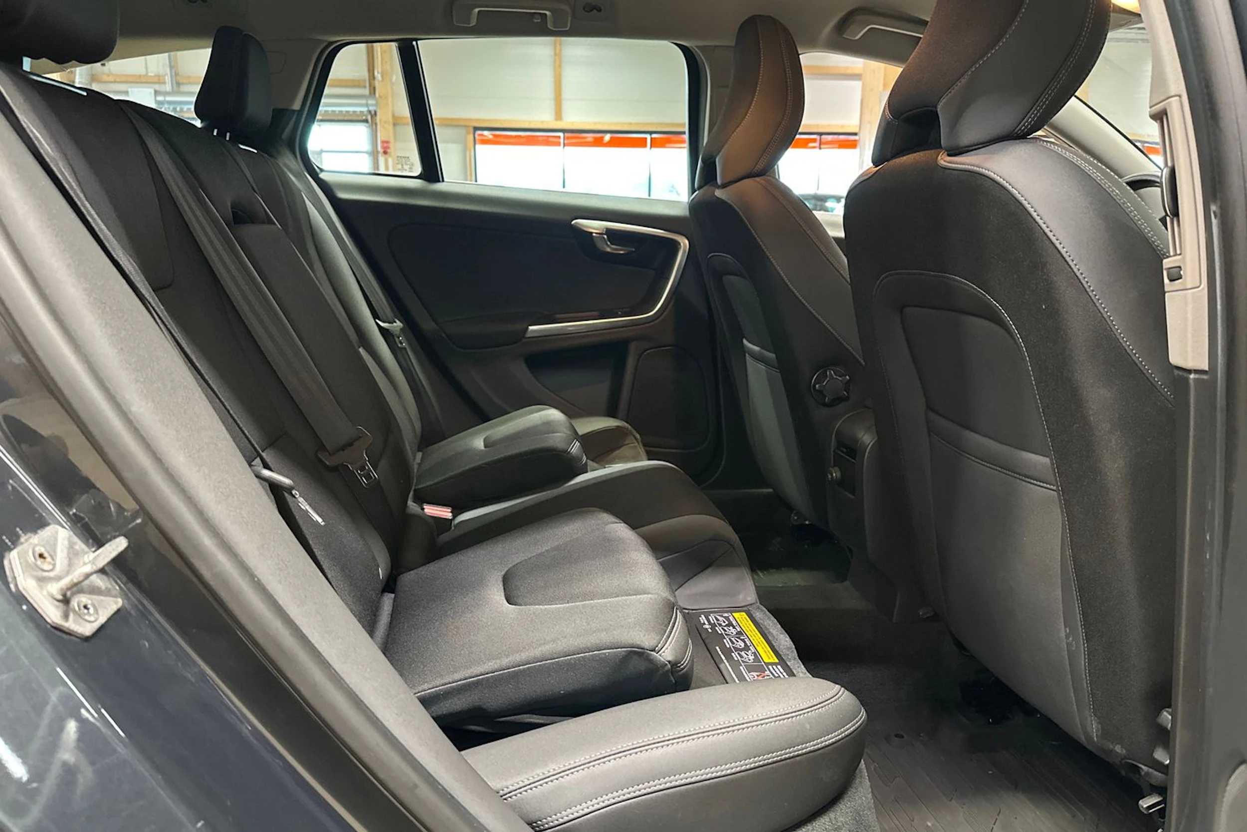 harmaa Volvo V60 2014 kuva 16.