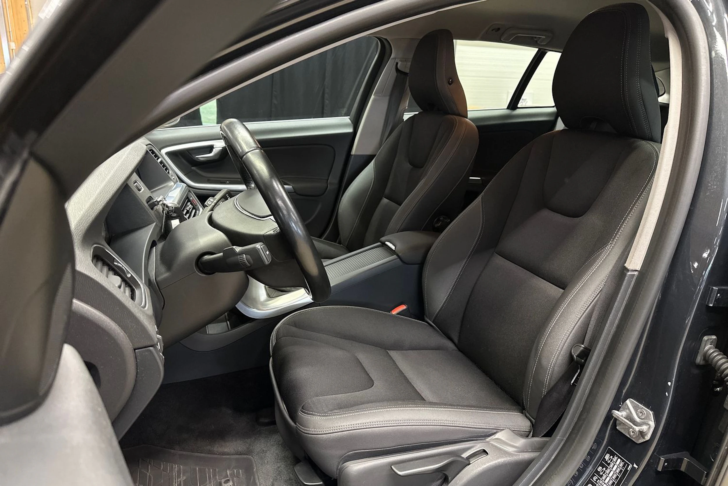 harmaa Volvo V60 2014 kuva 17.