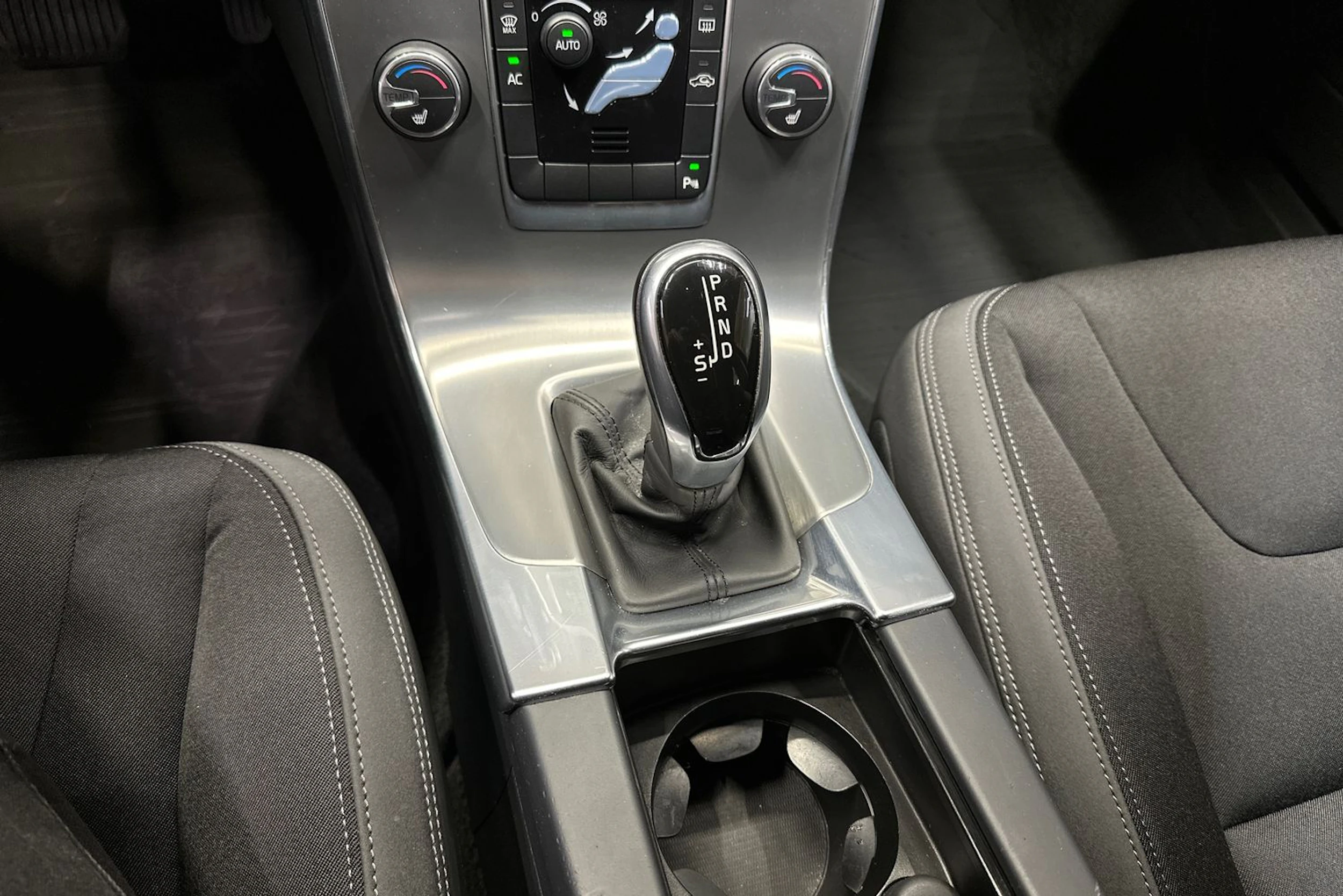 harmaa Volvo V60 2014 kuva 22.