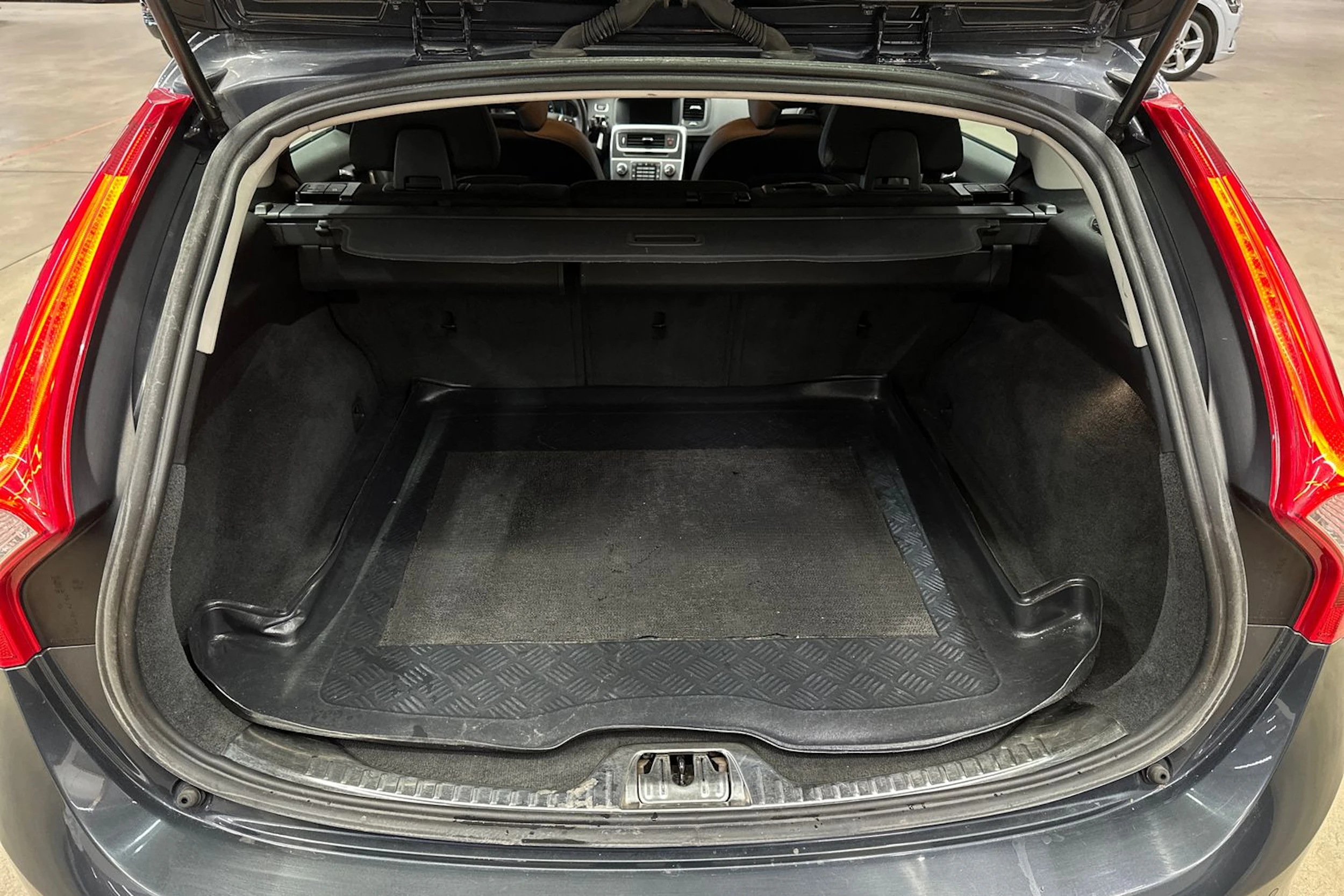 harmaa Volvo V60 2014 kuva 29.