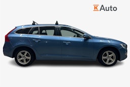 sininen Volvo V60 2014 kuva 6.