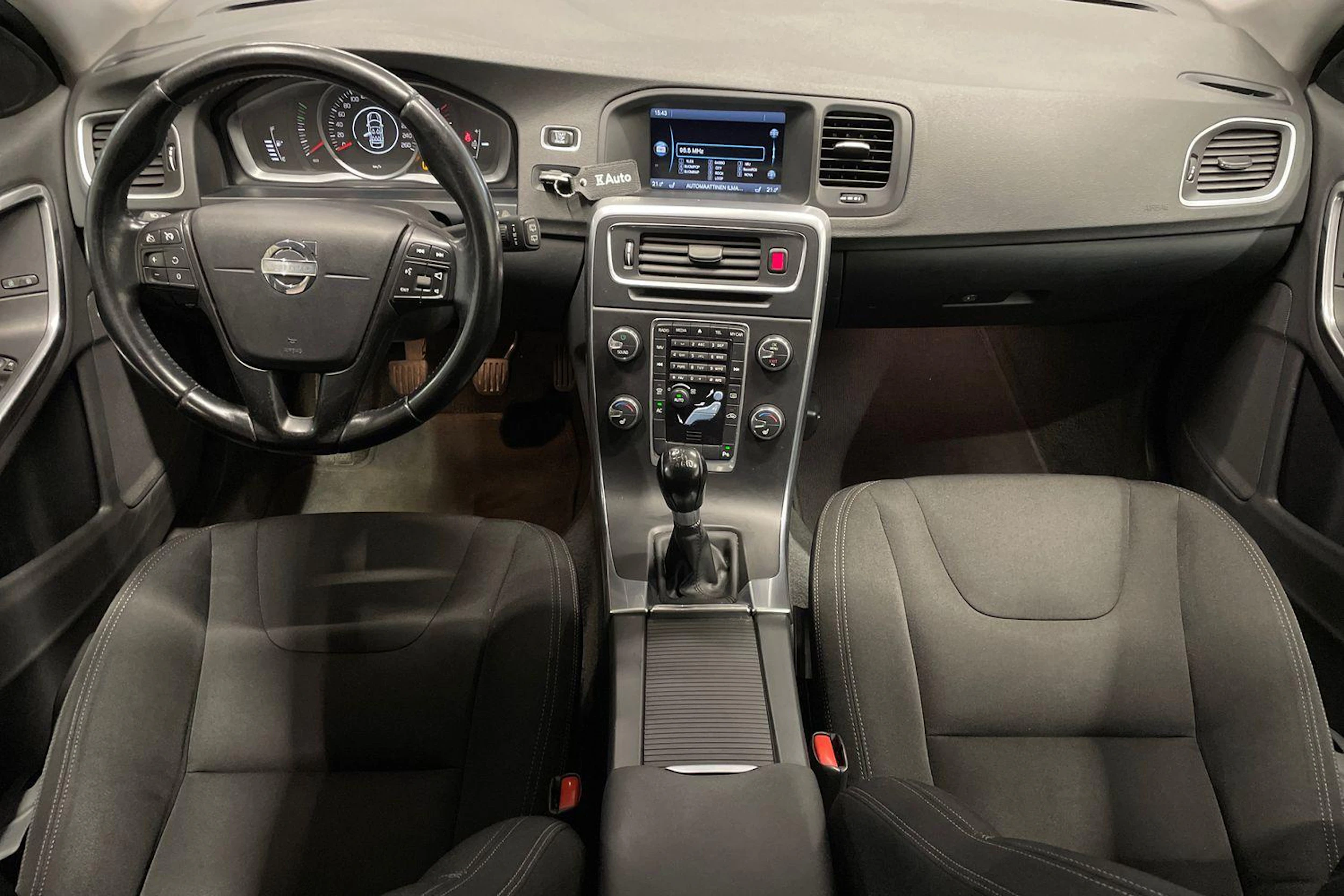 valkoinen Volvo V60 2014 kuva 7.