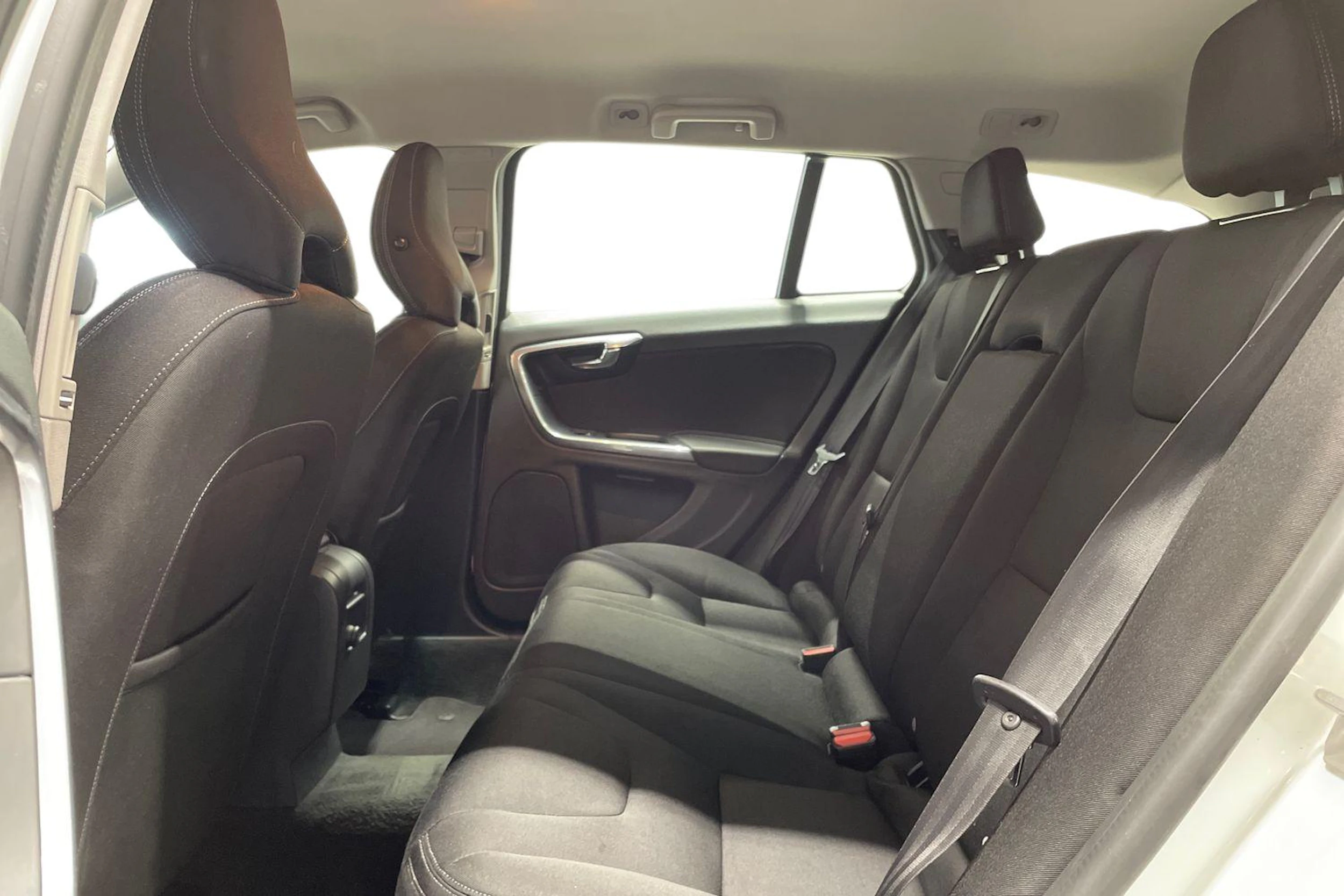 valkoinen Volvo V60 2014 kuva 8.