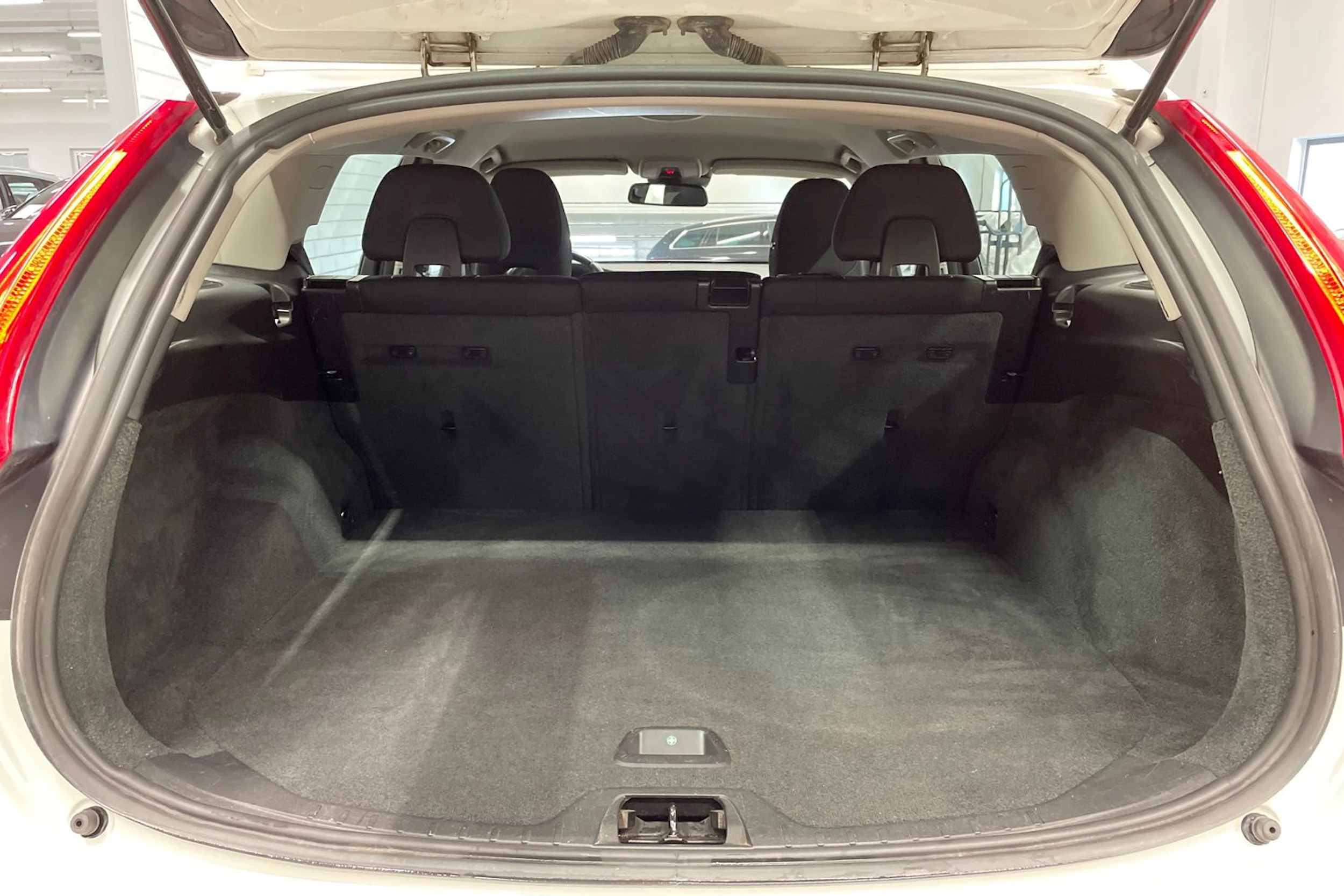 valkoinen Volvo V60 2014 kuva 12.