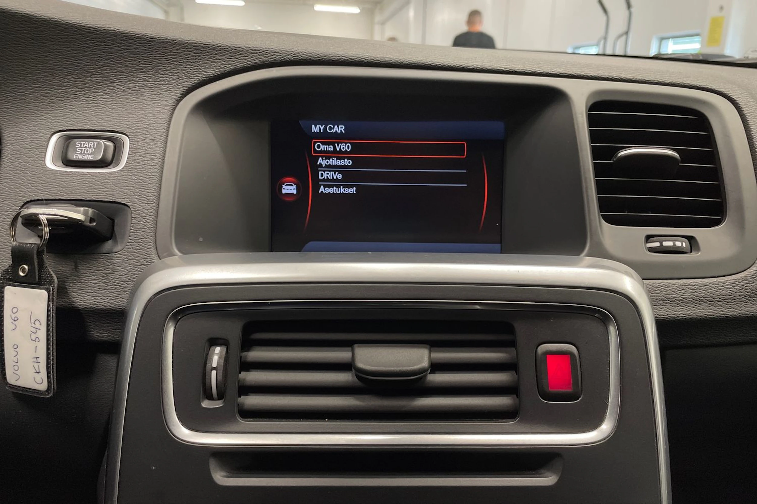 valkoinen Volvo V60 2014 kuva 14.