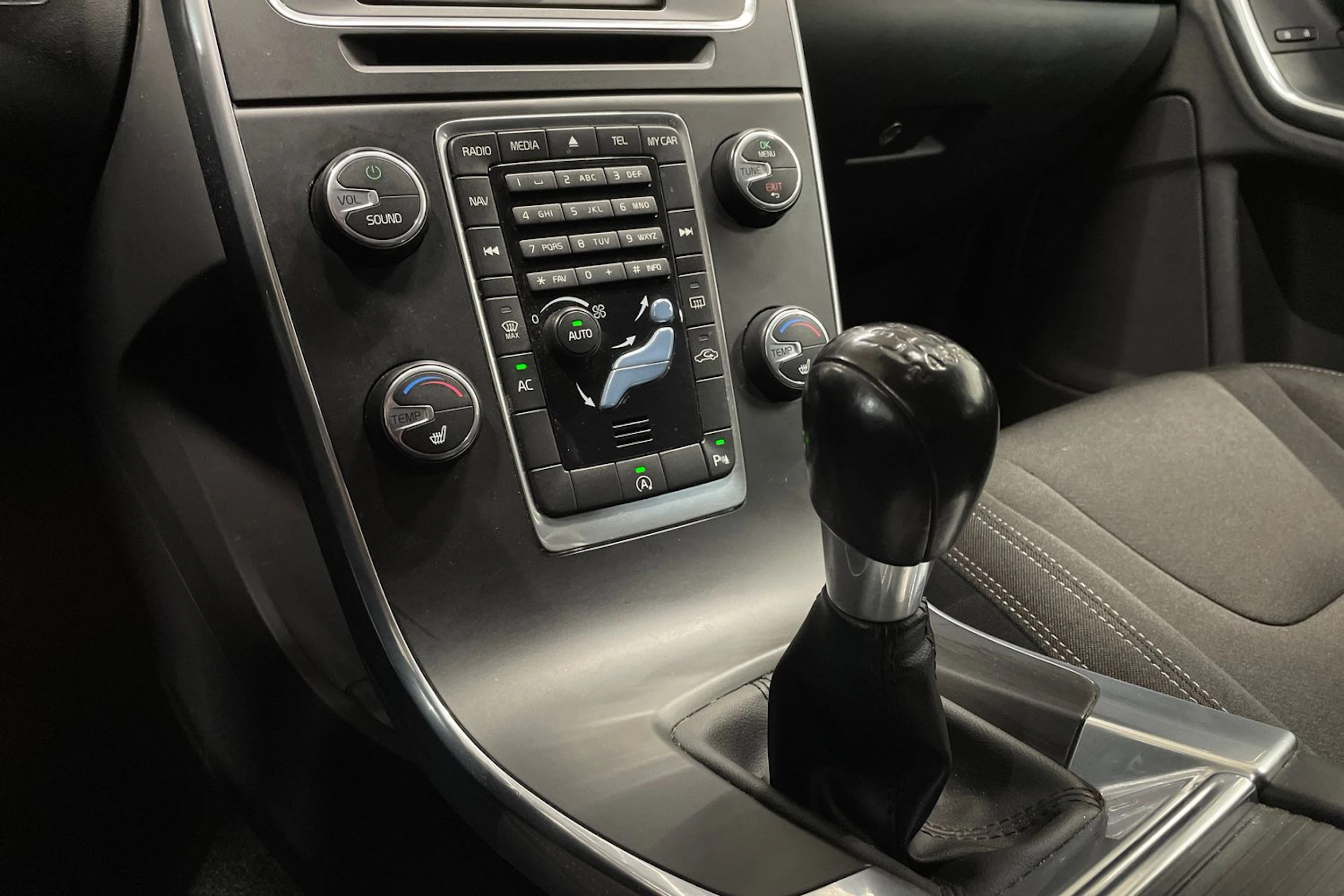 valkoinen Volvo V60 2014 kuva 16.