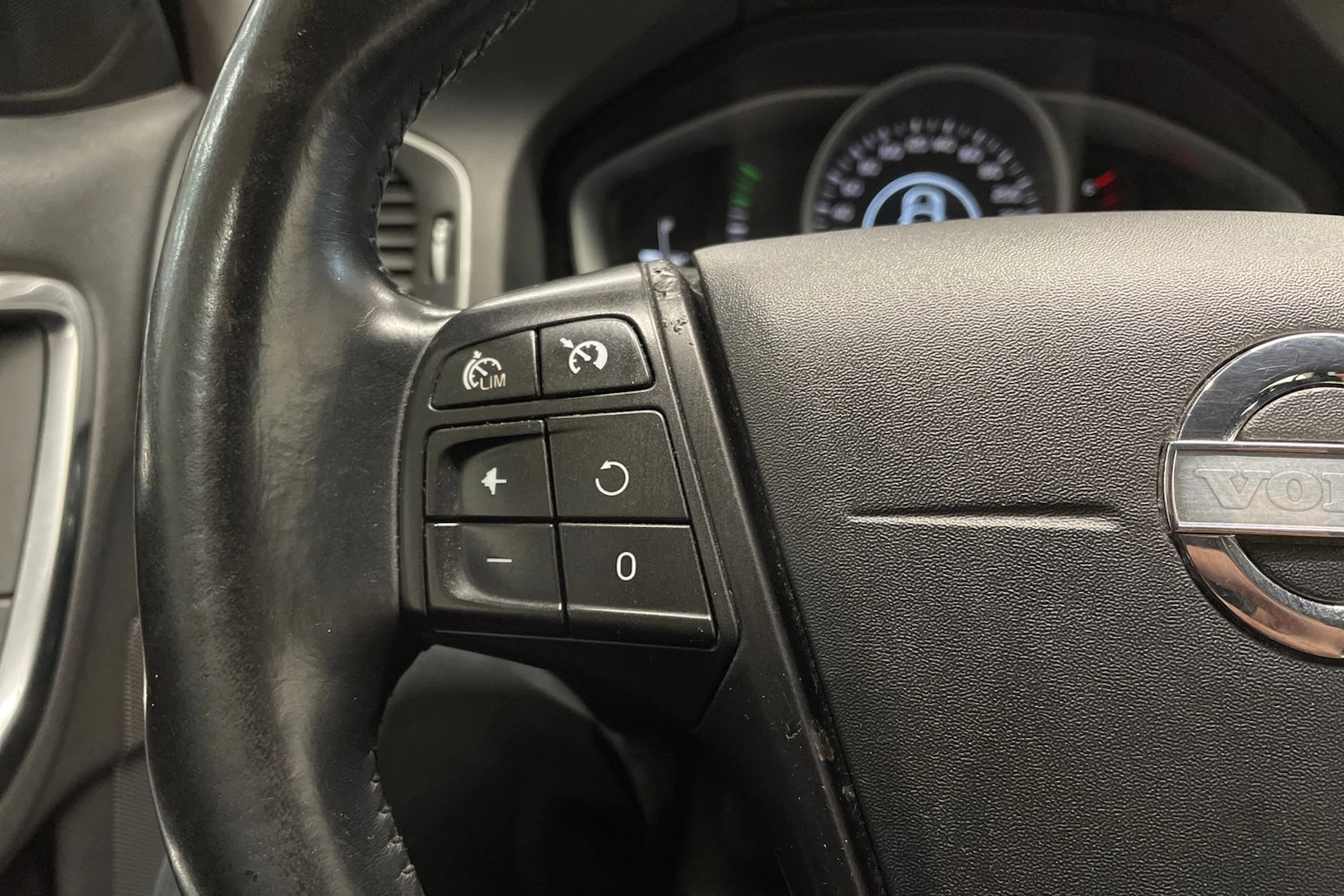 valkoinen Volvo V60 2014 kuva 18.