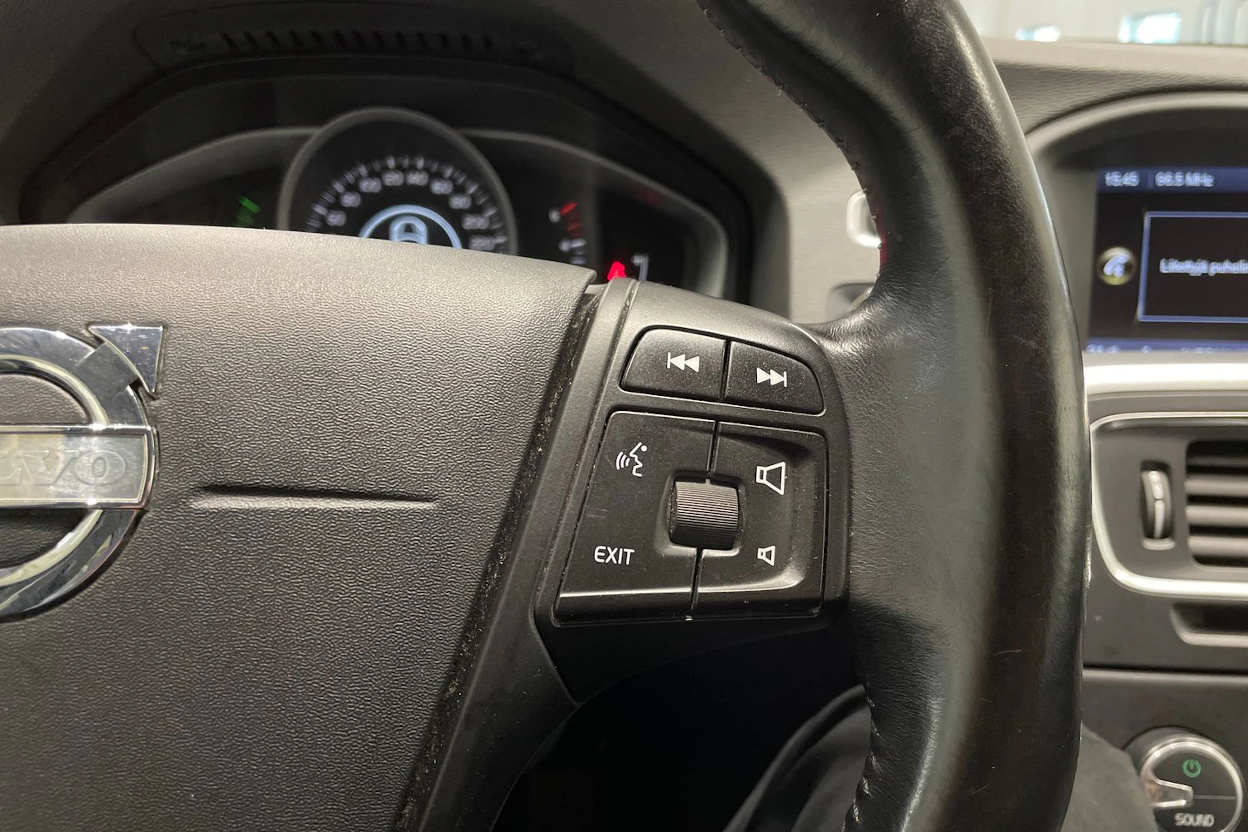 valkoinen Volvo V60 2014 kuva 19.