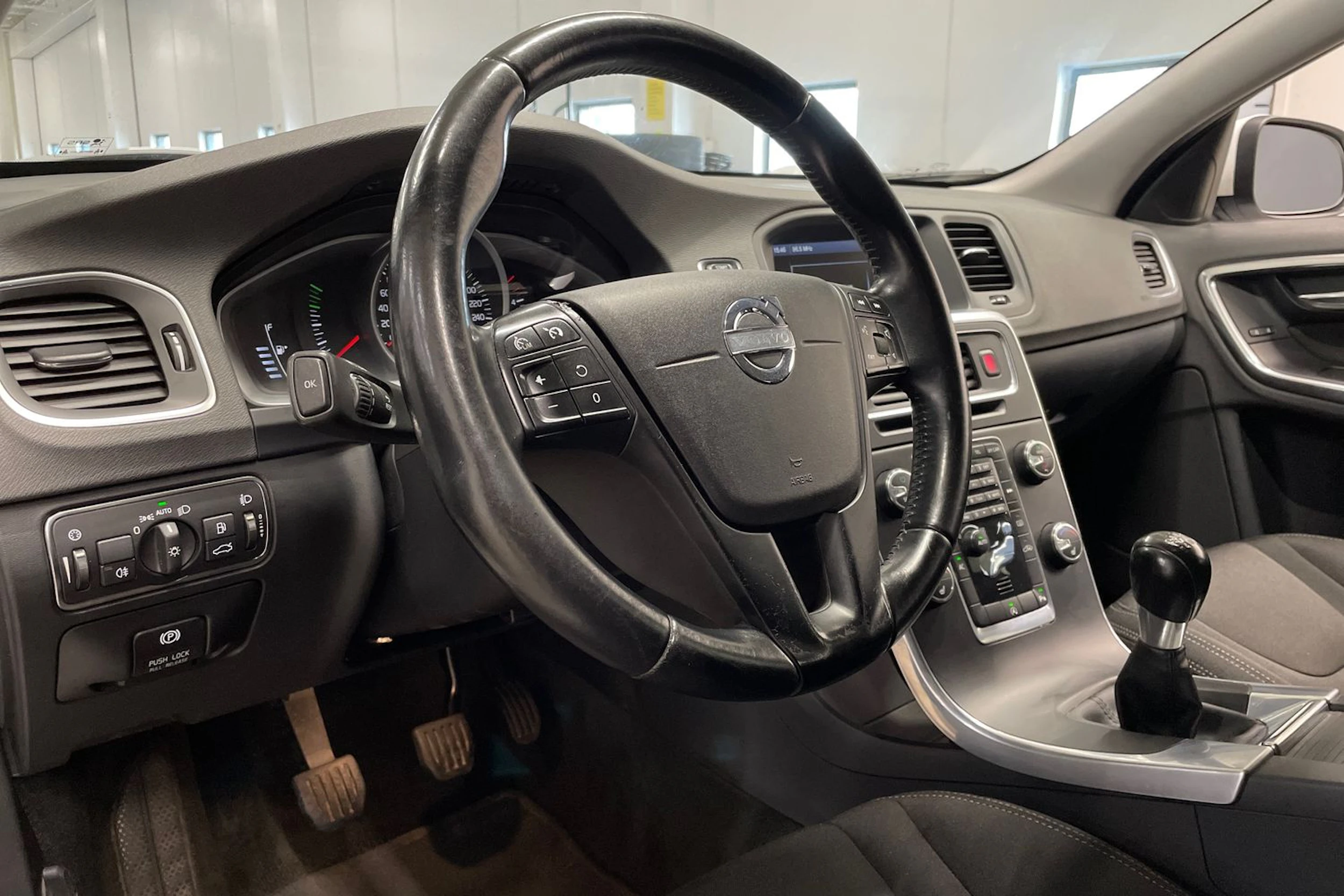 valkoinen Volvo V60 2014 kuva 20.