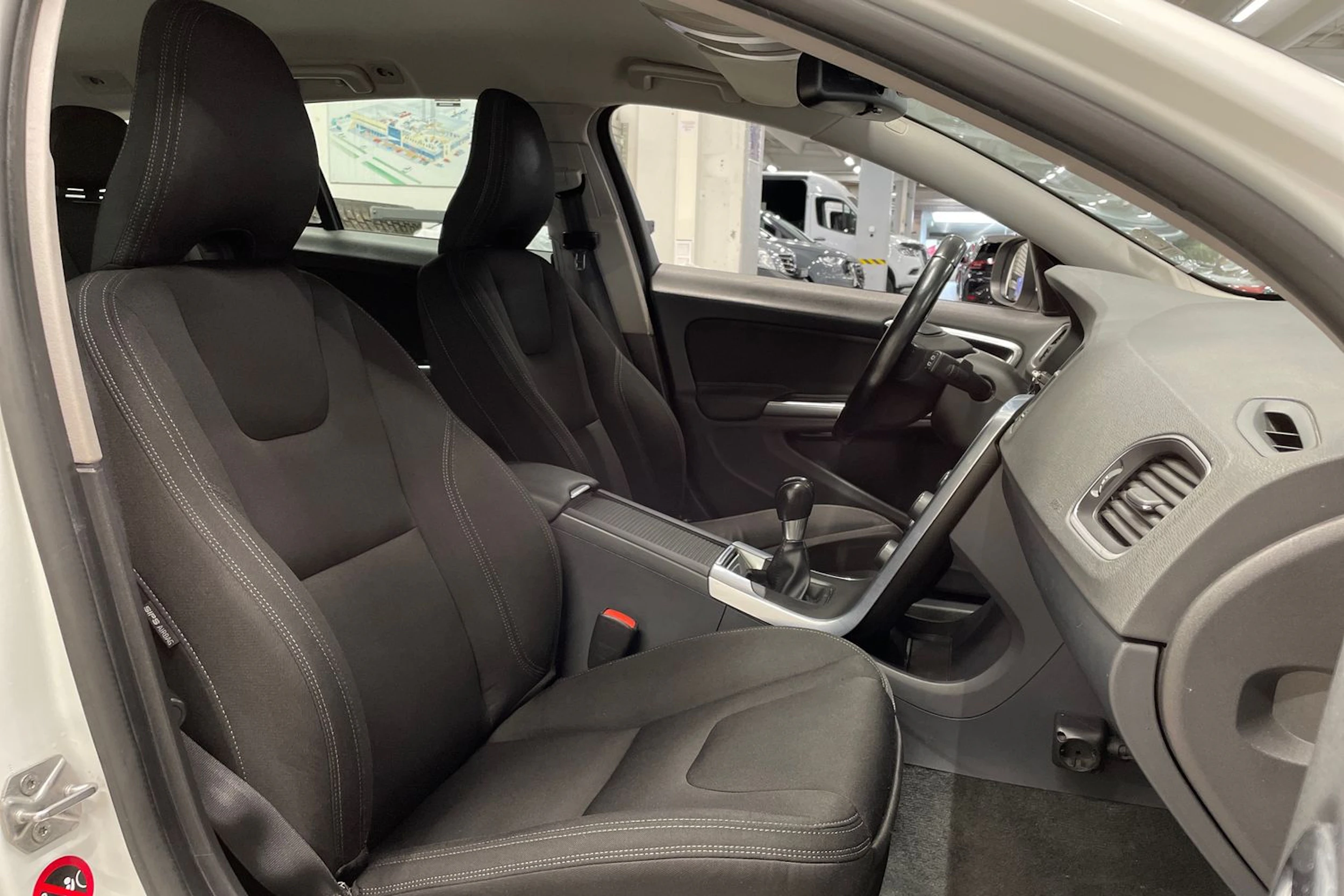 valkoinen Volvo V60 2014 kuva 21.