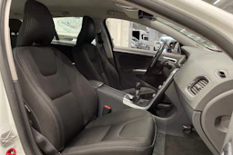 valkoinen Volvo V60 2014 kuva 21.