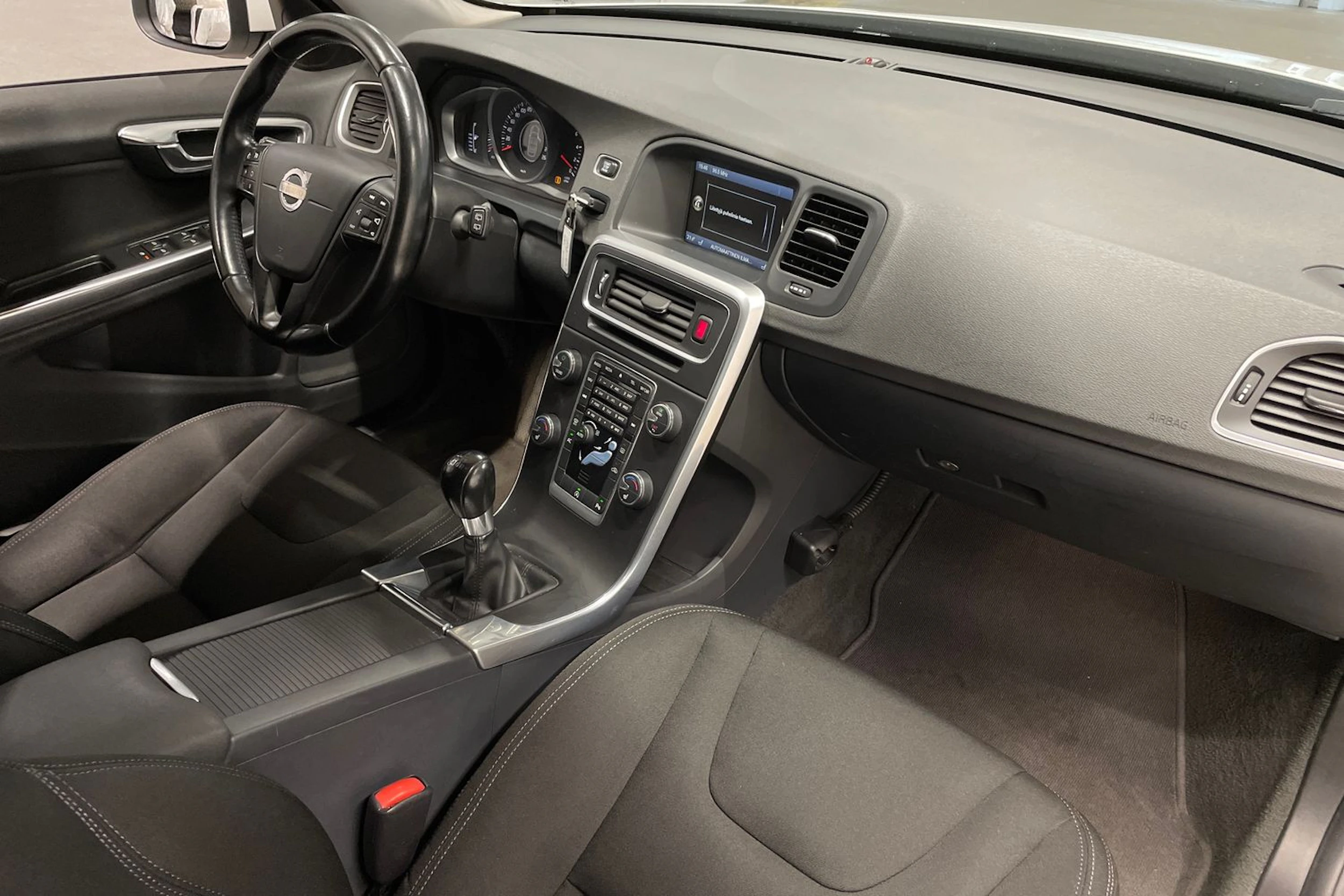 valkoinen Volvo V60 2014 kuva 22.