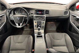 punainen Volvo V60 2014 kuva 7.