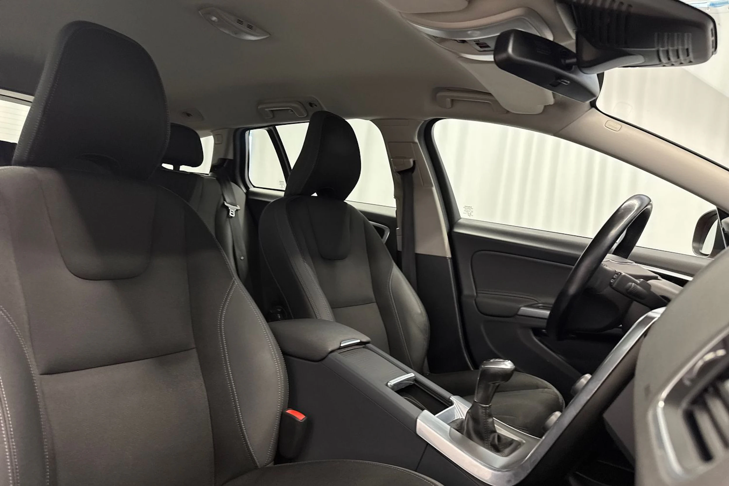 punainen Volvo V60 2014 kuva 12.