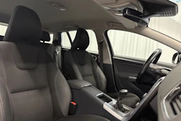 punainen Volvo V60 2014 kuva 12.