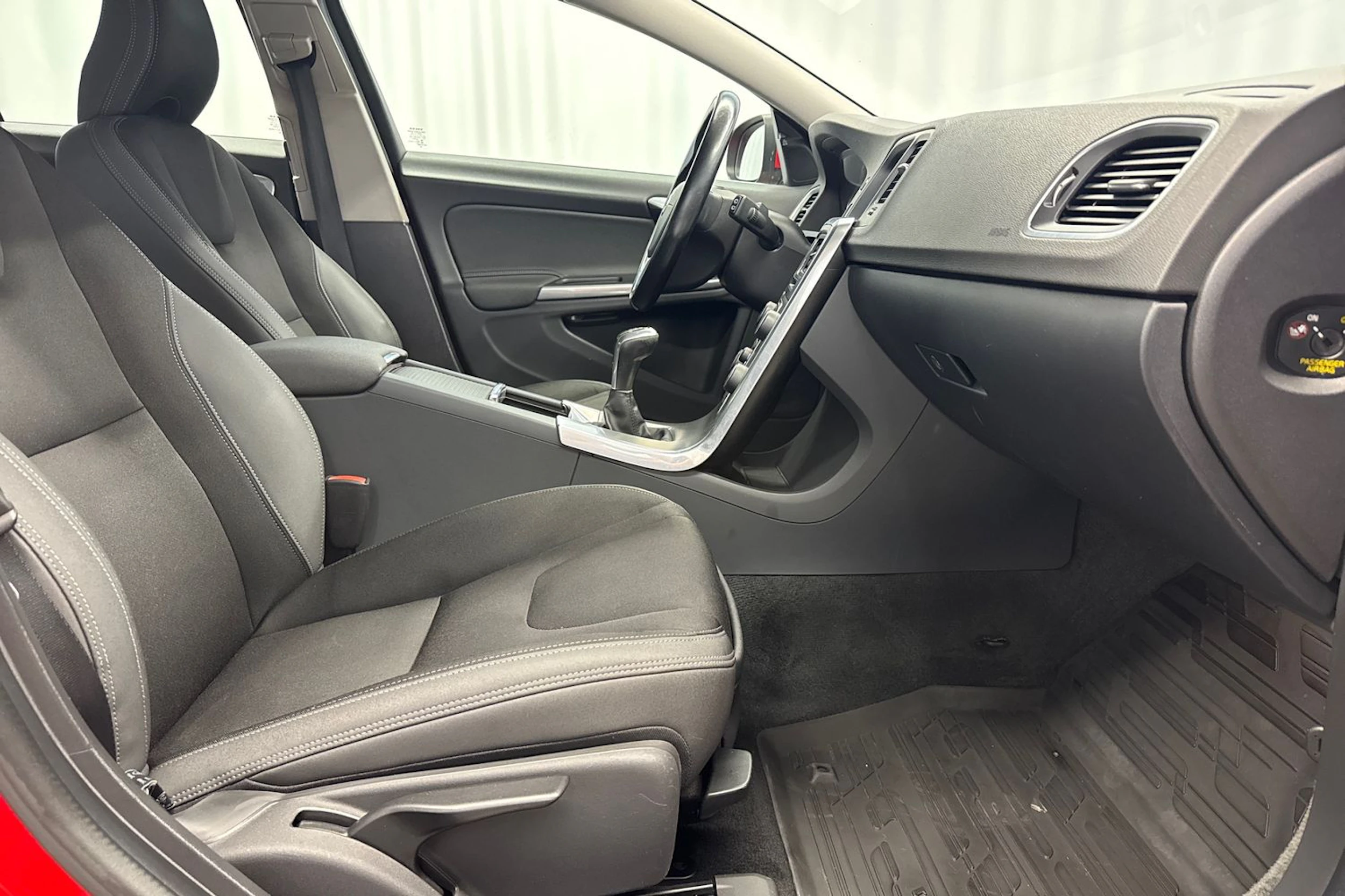 punainen Volvo V60 2014 kuva 13.